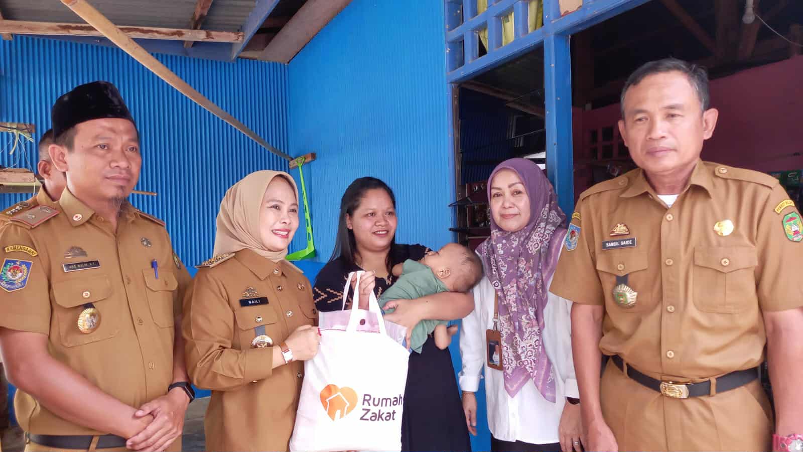 Bersama BKKBN Sulsel, Walikota Palopo Salurkan Bantuan Sembako Bagi Keluarga Beresiko Stunting di Tompotikka
