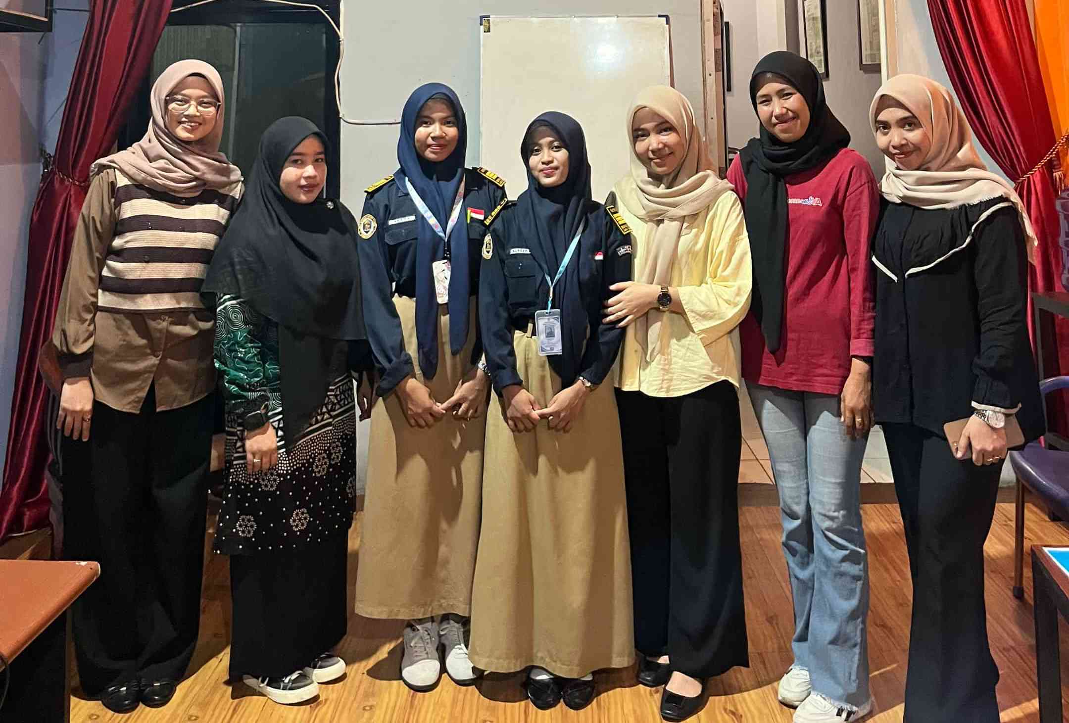Dua Siswi SMKN 2 Luwu Timur Magang di KORAN SERUYA