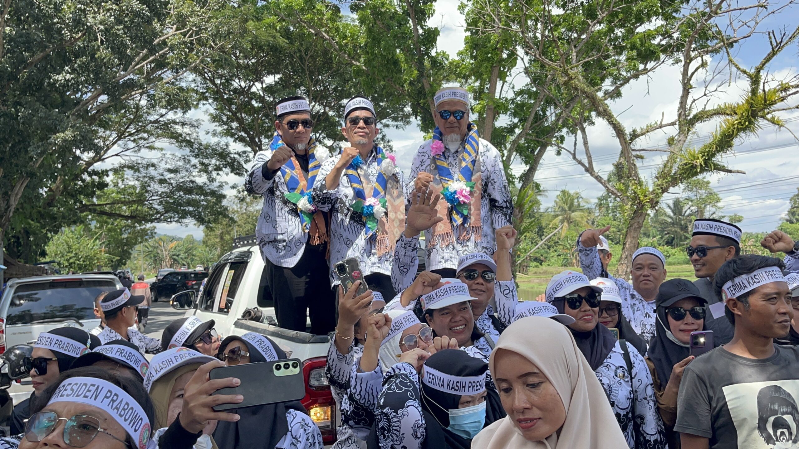 Ratusan  Guru Jemput dan Arak Rasnal dan Abdul Muis Saat Tiba di Luwu Utara