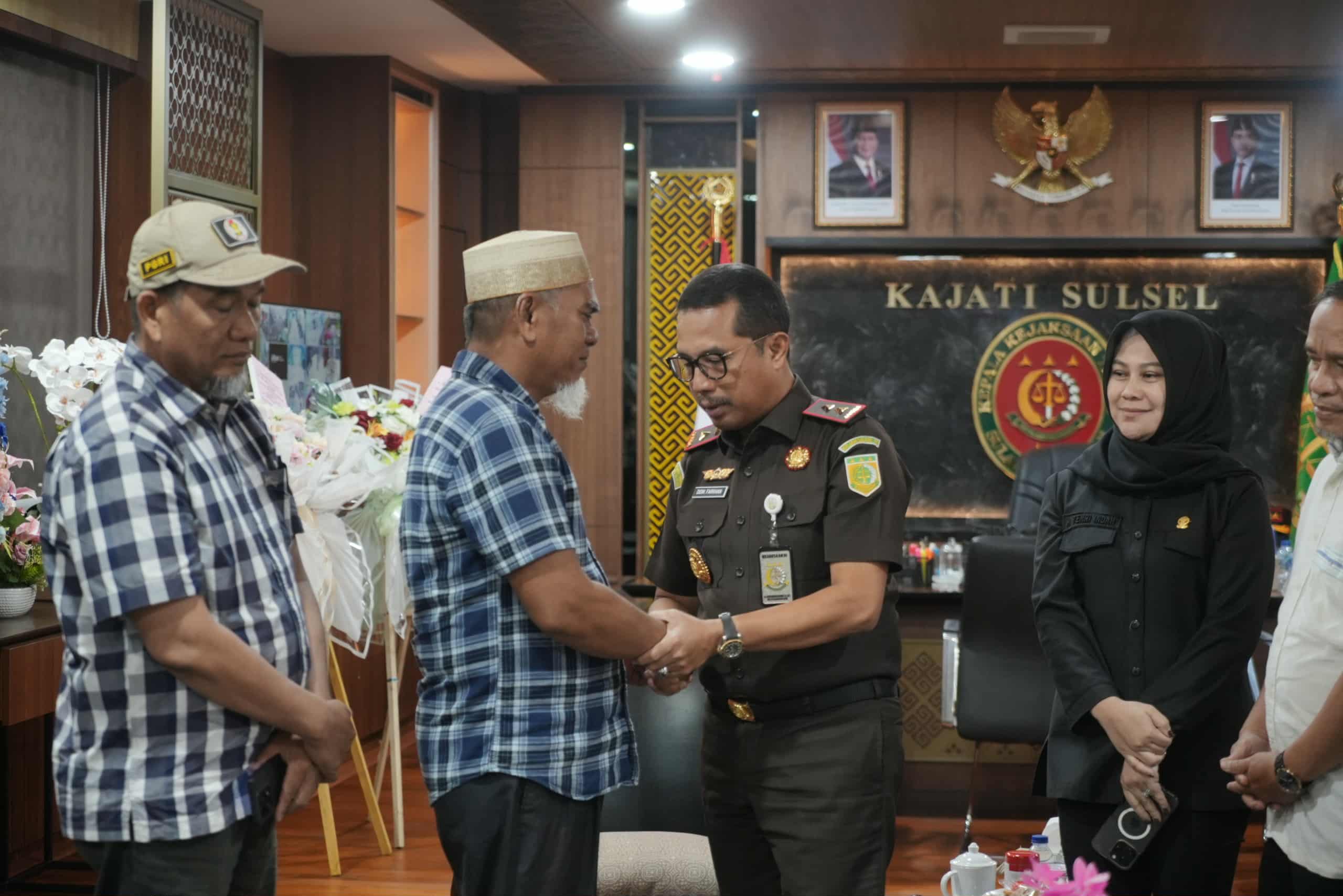 Sebelum Prabowo Beri Hak Rehabilitasi, Jaksa Agung Turun Tangan Bela Dua Guru Asal Lutra yang Dipecat