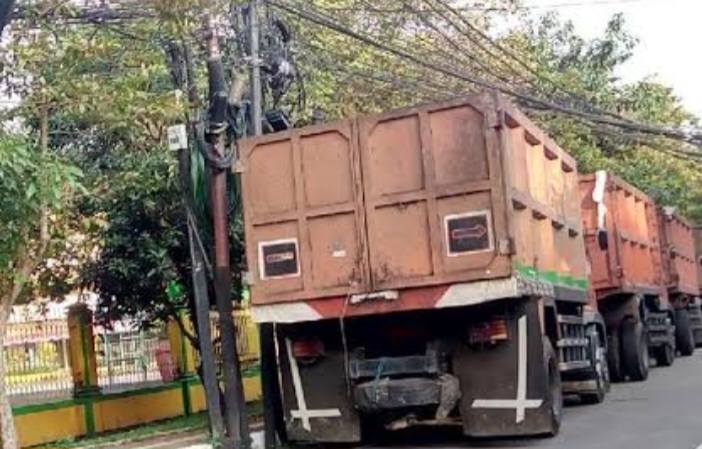 Lapor Pak Kadishub, Jalan Poros Islamic Centre Palopo Dikeluhkan Warga Gara-Gara Jadi ‘Terminal Dadakan’ Truk