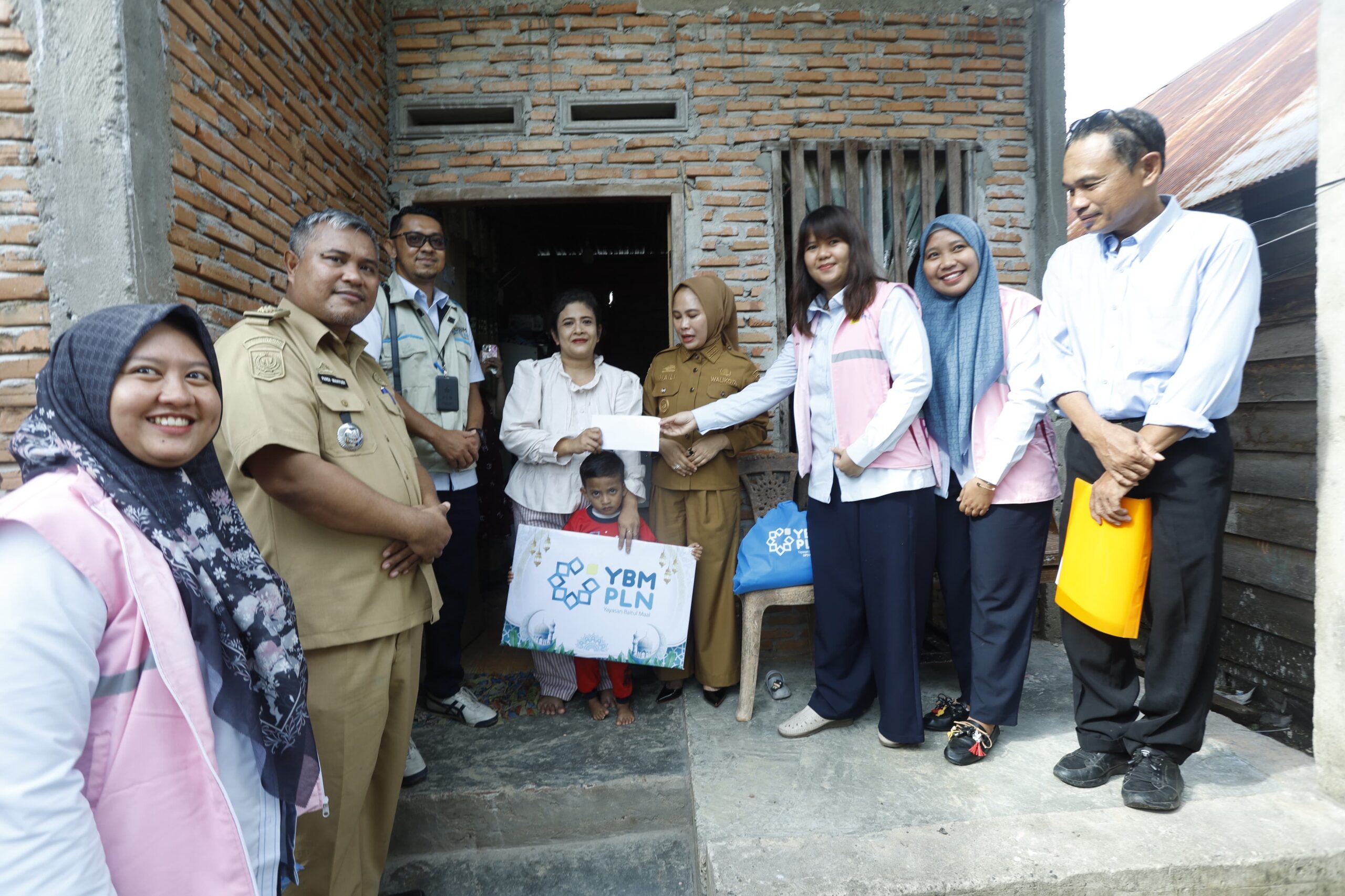 Bantu 50 Keluarga Beresiko Stunting dan Ibu Hamil, Walikota Palopo Bersama PLN UP3 Salurkan Bantuan Sembako dan Uang Tunai