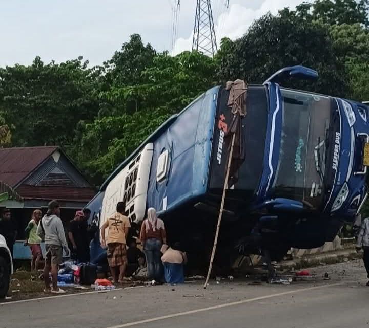 Duka di Akhir Tahun Bus Bintang Timur  Tujuan Malili Terbalik di Kera, Tiga Penumpang Tewas