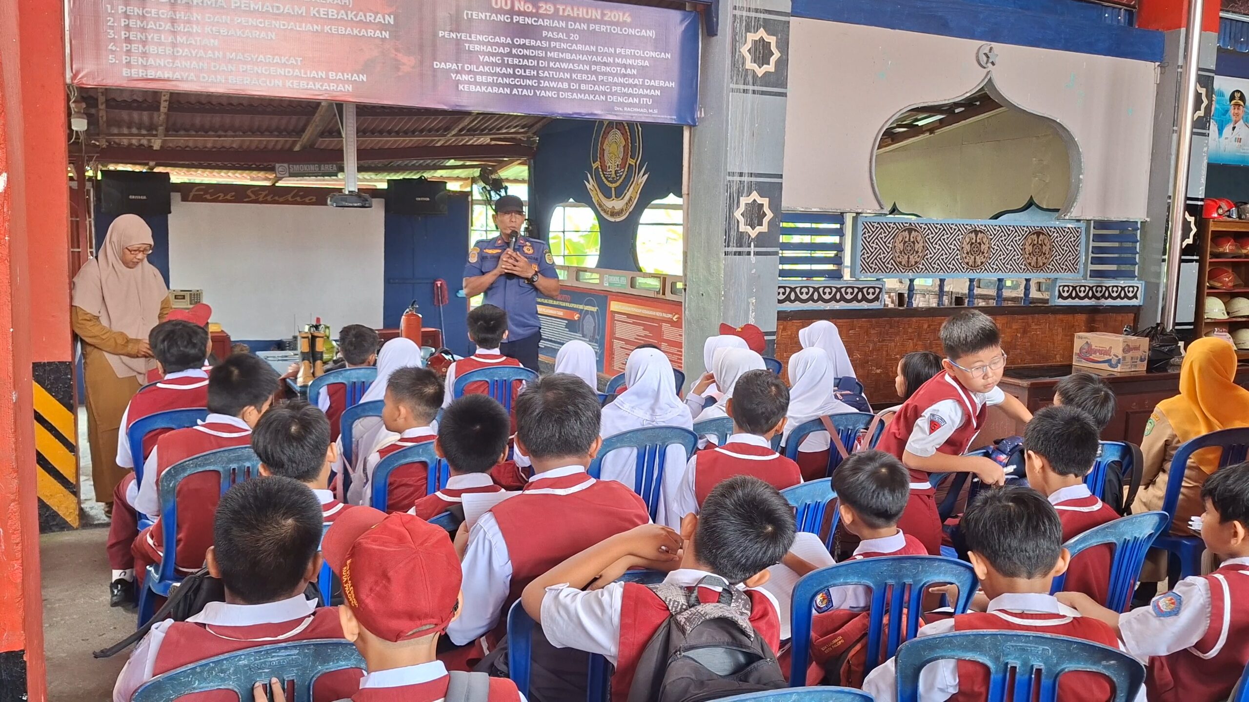 Bangun Kesiapsiagaan Dini, Ratusan Siswa SD 1 Lalebbata Palopo Kunjungi Damkar Hingga BPBD