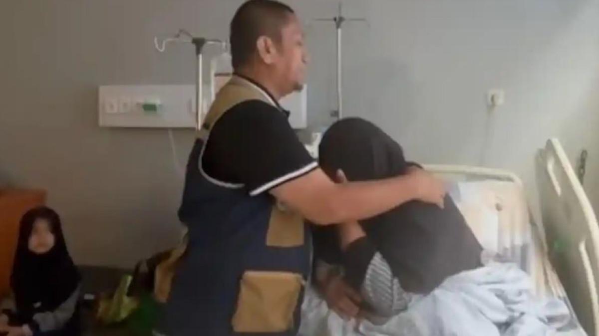 Tangis Ibu Farhan Gunawan Pecah Saat Dijenguk Bupati Lutim…”Anakku Masih Muda Pak Haji, Bantu Ka Cariki…”