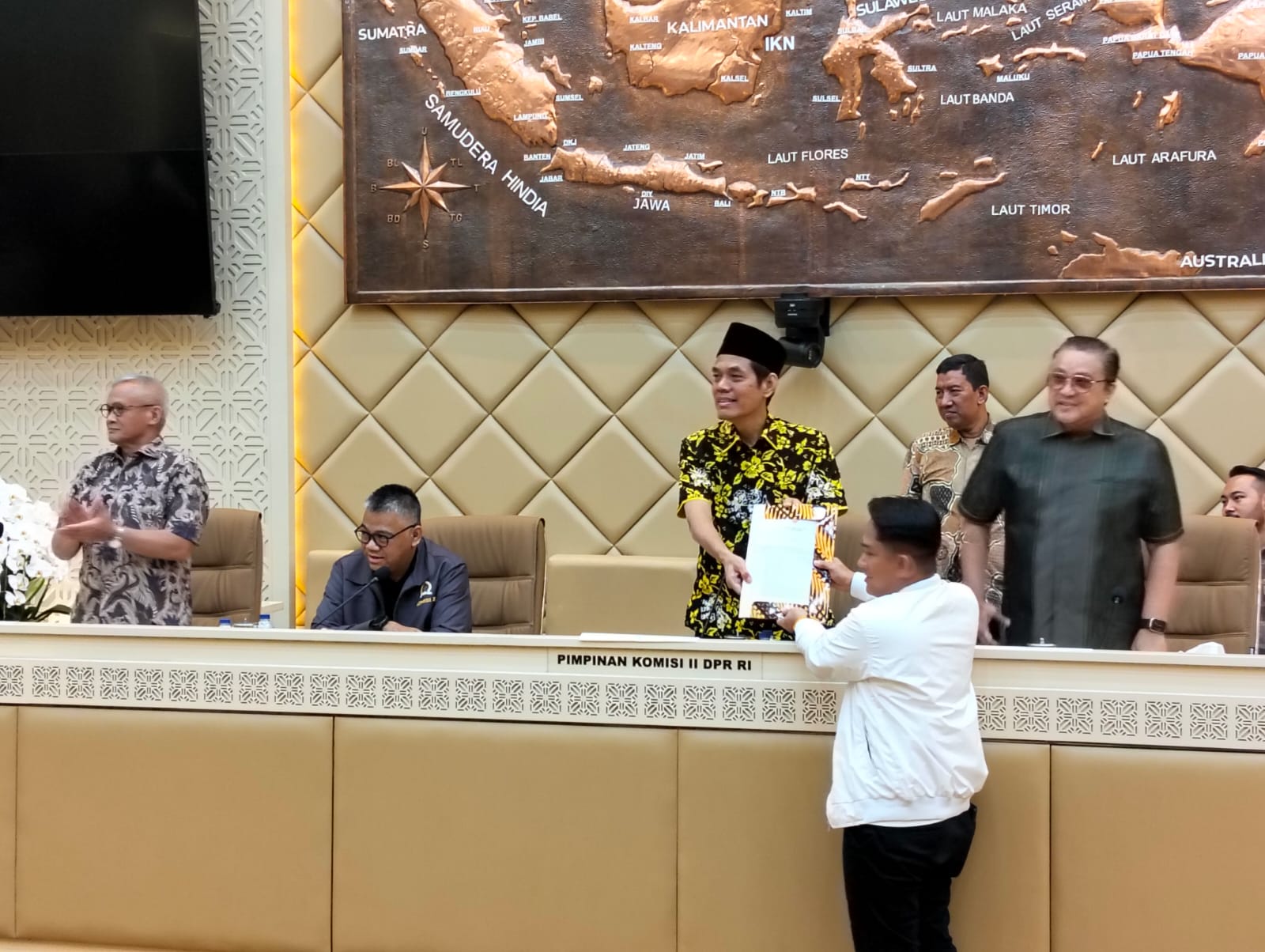 Serahkan Surat Datu Luwu ke Komisi II DPR RI, Ketua DPRD Lutra: Semoga Presiden Prabowo Keluarkan Diskresi Bentuk Provinsi Luwu Raya