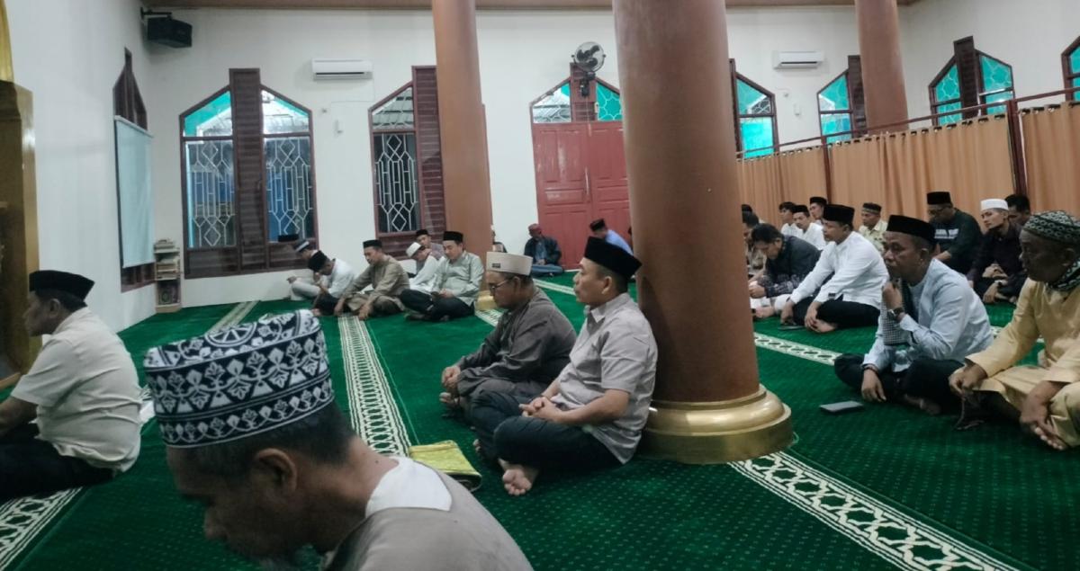 Bupati Lutra Gaungkan Kebersamaan Lewat Tarawih Bersama