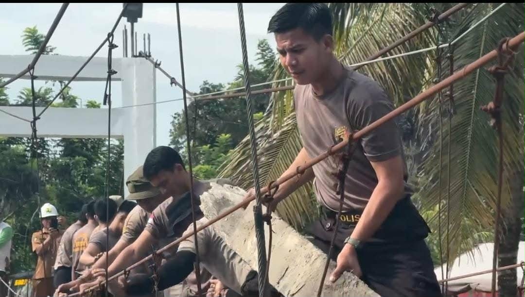 Ditarget Rampung Sebelum Puasa, Batalyon D Pelopor Sat Brimob Bangun Jembatan Gantung di Masamba