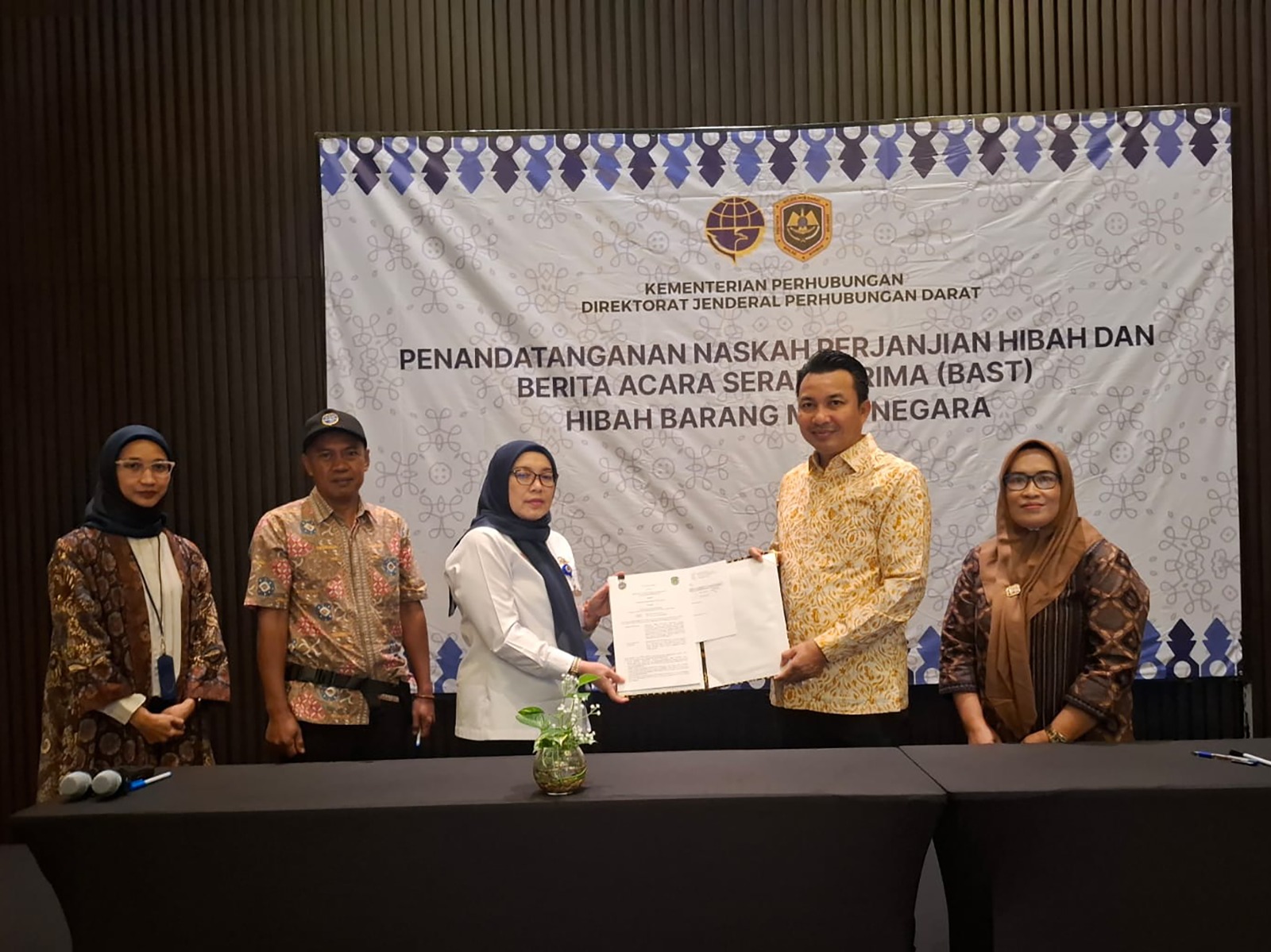Lobi Andi Rahim Buahkan Hasil, Lutra Terima Bantuan Bus Sekolah dari Kemenhub