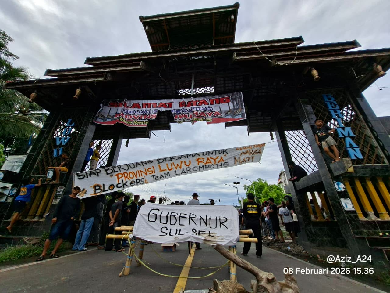 Lockdown Luwu Raya !! Keranda Mayat “Gubernur Sulsel” Dipakai Blokade Pintu Gerbang Luwu-Wajo
