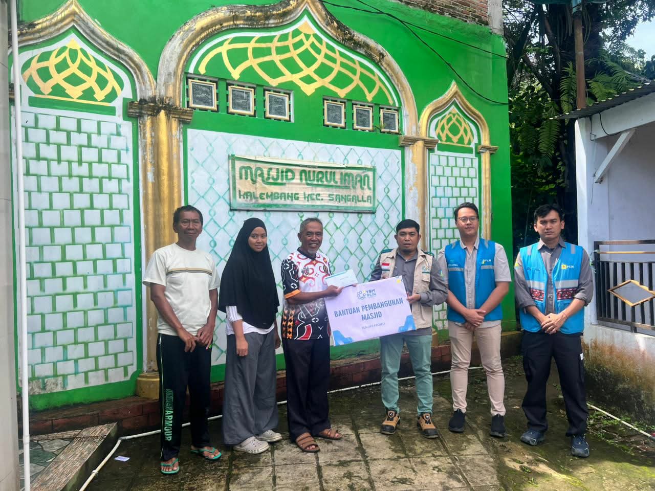 YBM PLN ULP Makale Salurkan Bantuan Pembangunan Masjid Nurul Kalembangmbang