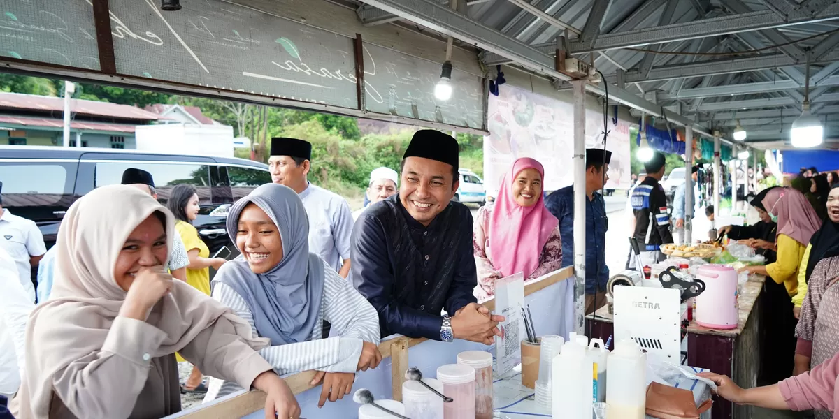 Bupati Luwu Utara Borong Takjil, Warga Gembira Dibayarkan