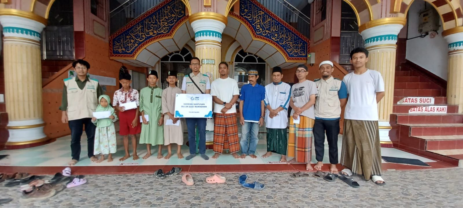 Berbagi Berkah Ramadhan, YBM PLN Rantepao Santuni Anak Yatim dan Guru Mengaji