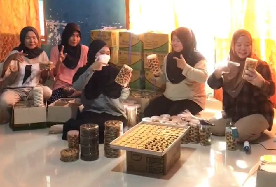 Pesanan Jelang Lebaran Meningkat, Fatir Cake & Cookies Salutubu Kirim 1.200 Paket Kue Kering ke Kendari