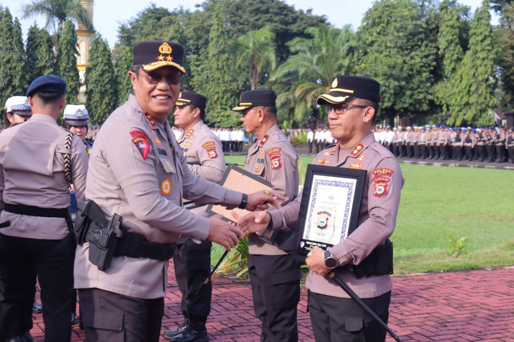 Gemilang! Polres Luwu Raih Terbaik Umum Berita Viral Positif, Kapolda Sulsel Serahkan Langsung Penghargaan