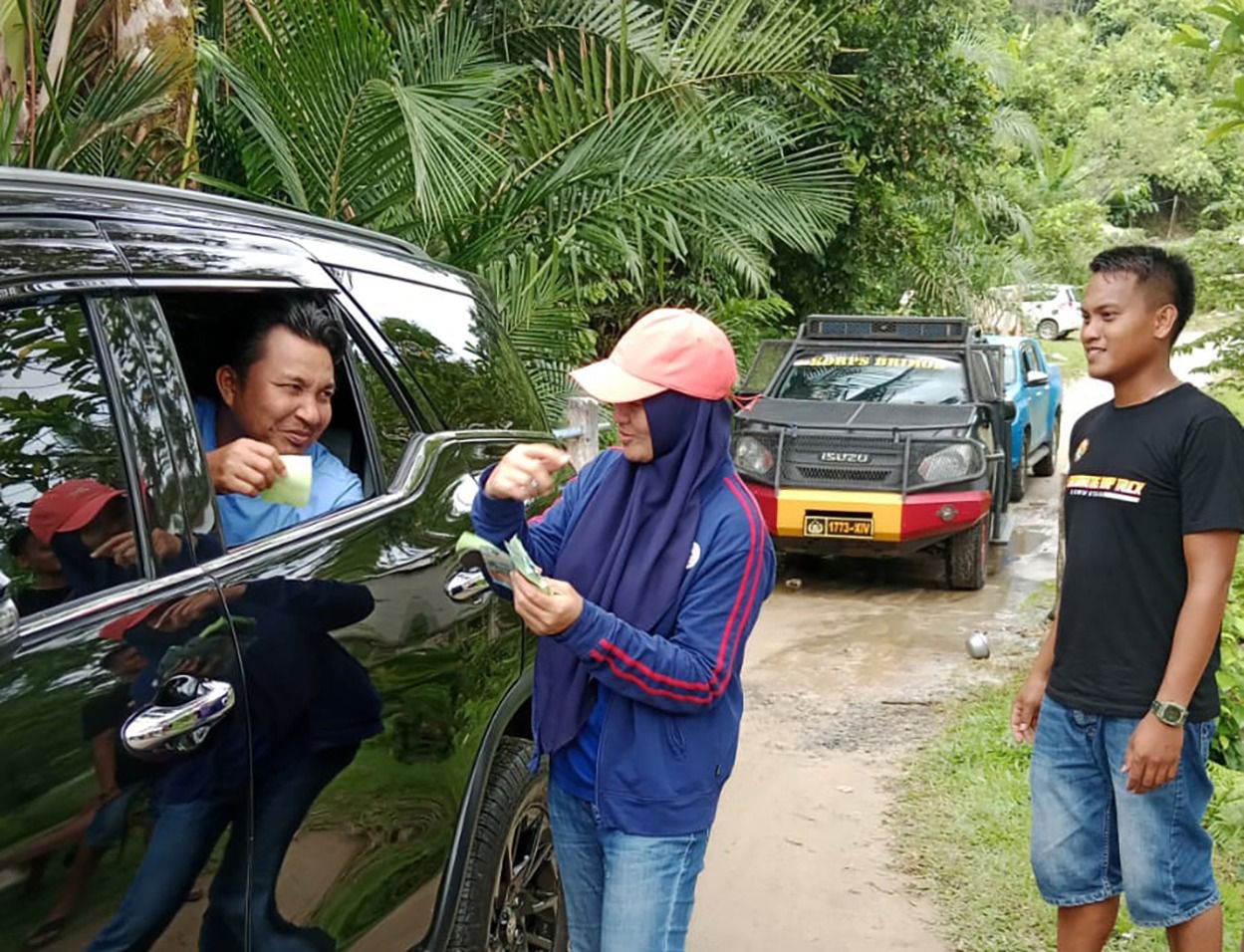 Tak Ingin Diistimewakan, Bupati Luwu Utara Bayar Karcis Retribusi saat Tinjau Objek Wisata