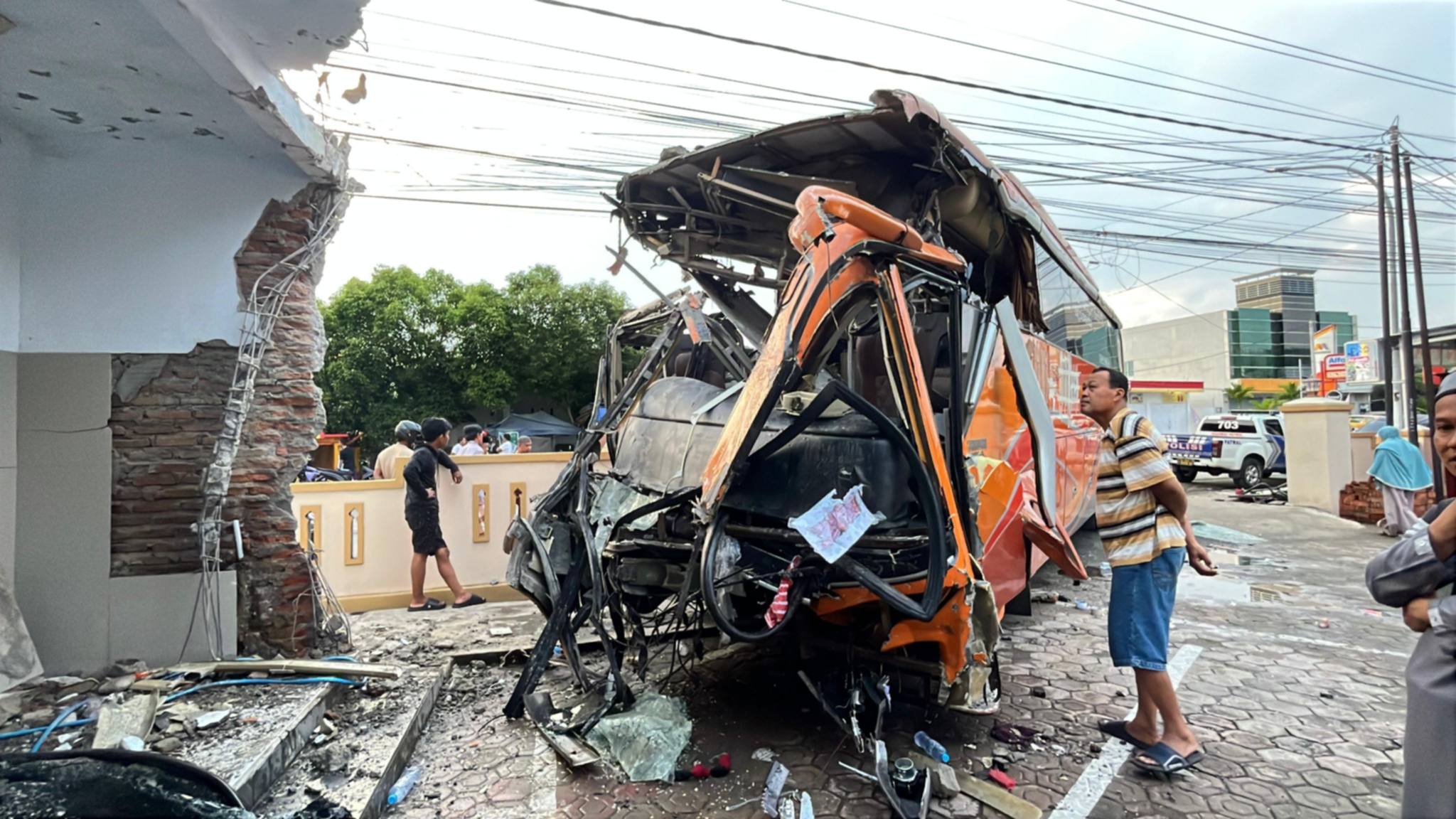 Tragis !! Usai Tabrakan Mobil Tangki BBM, Bus Hantam Masjid di Luwu… Satu Tewas Dua Luka-Luka