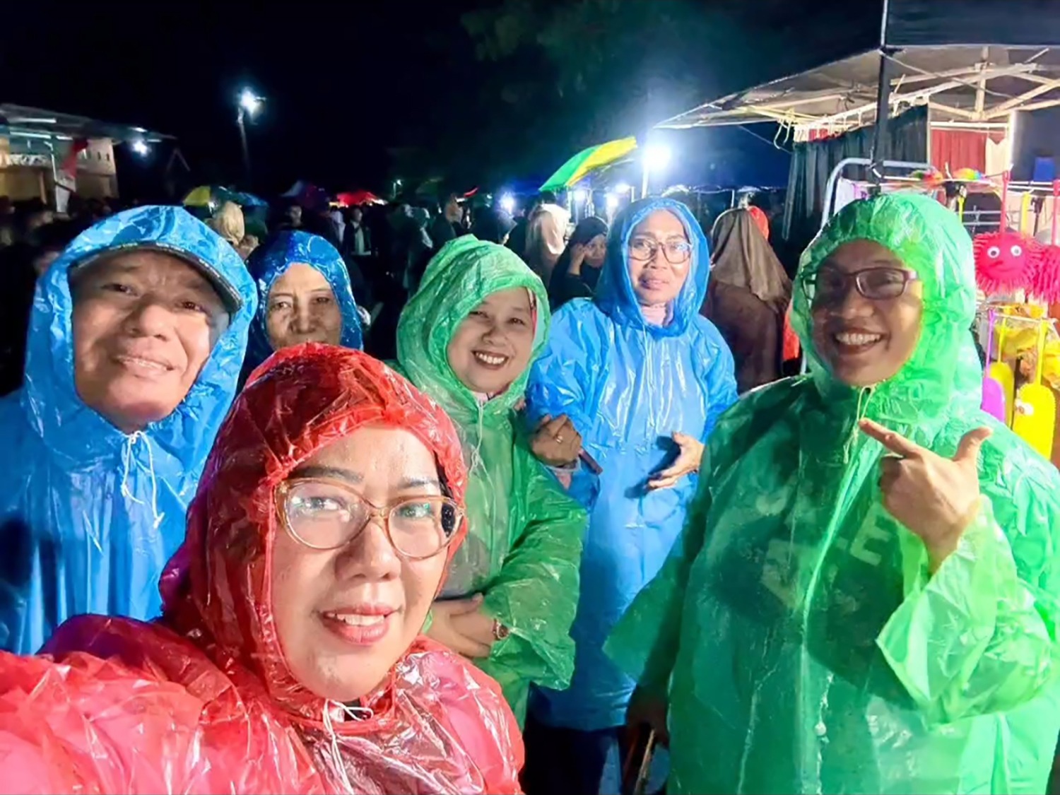 Keseruan Tak Terbendung: Penonton Kenakan Jas Hujan Plastik Warna Warni saat Konser Kangen Band di Masamba