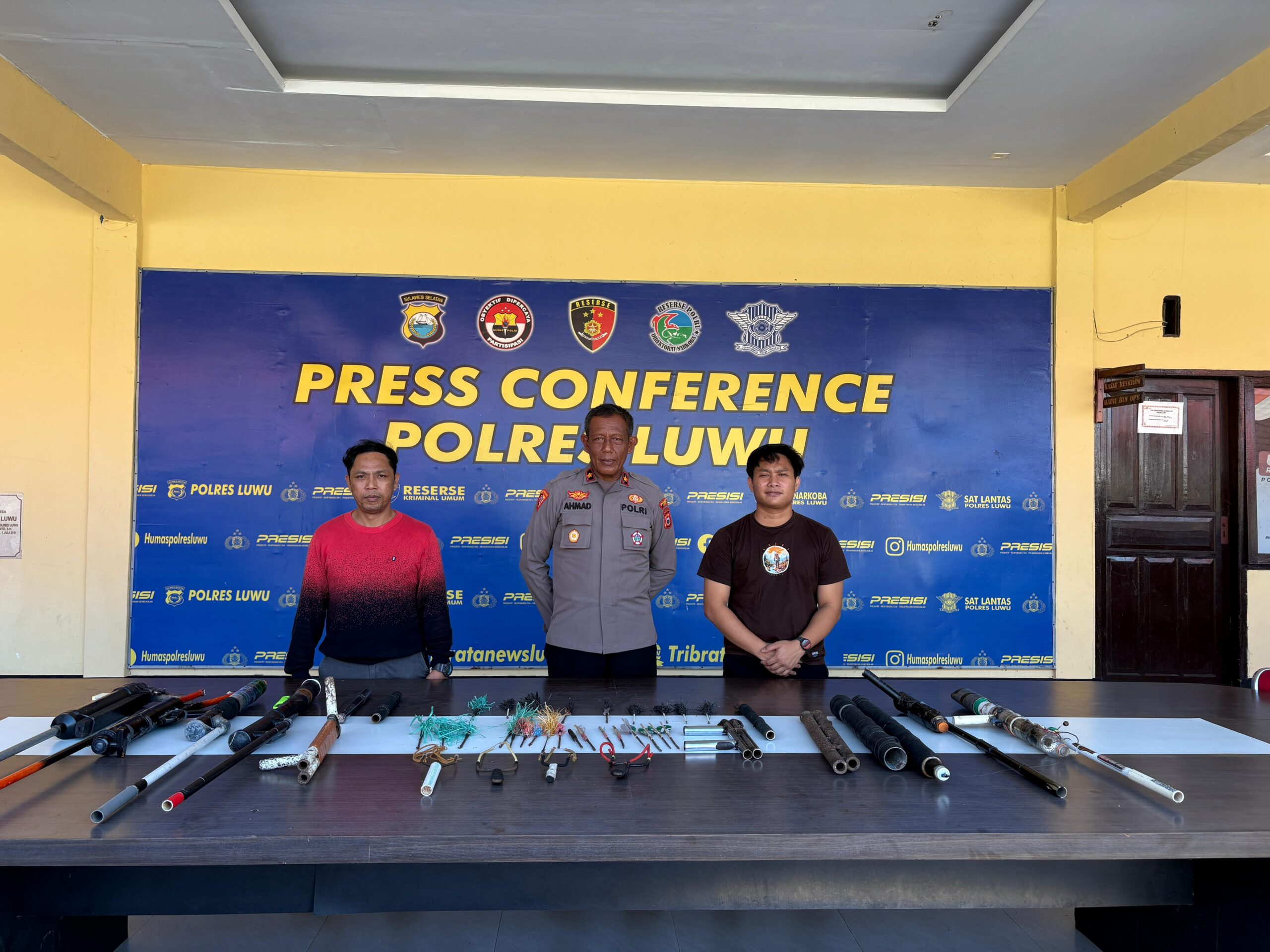 Warga Walmas Luwu Ramai-ramai Serahkan Belasan Senjata Rakitan