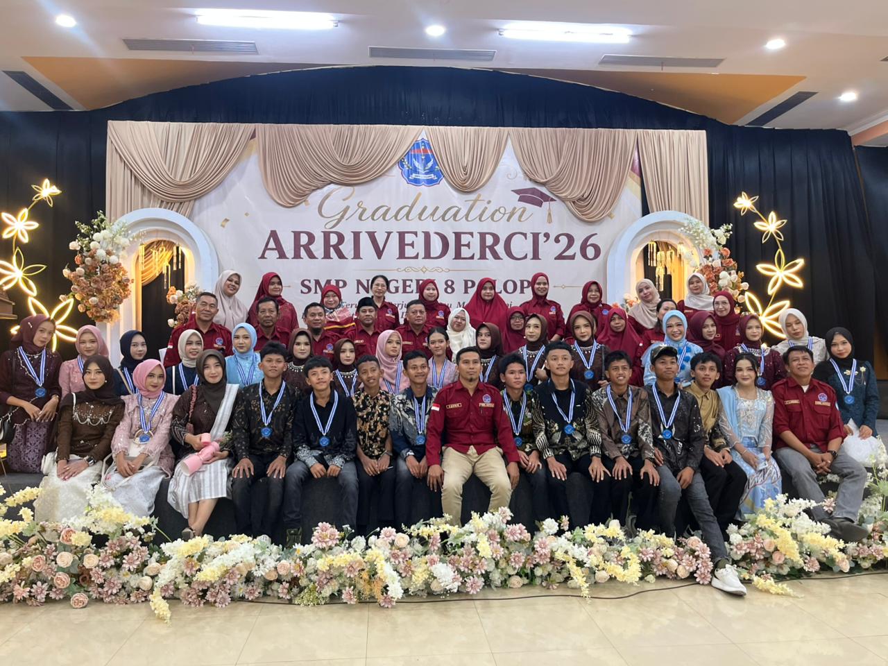 Acara Pelepasan 193 Siswa SMPN 8 Palopo Penuh Keharuan,  Pesan Guru: Jangan Lupakan Almamater