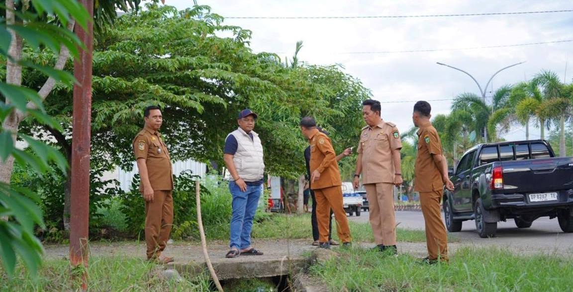 Tinjau Sejumlah Titik Genangan Banjir di Belopa, Bupati Luwu: Dinas PUTR Segera Lakukan Pengerukan Saluran Tersumbat
