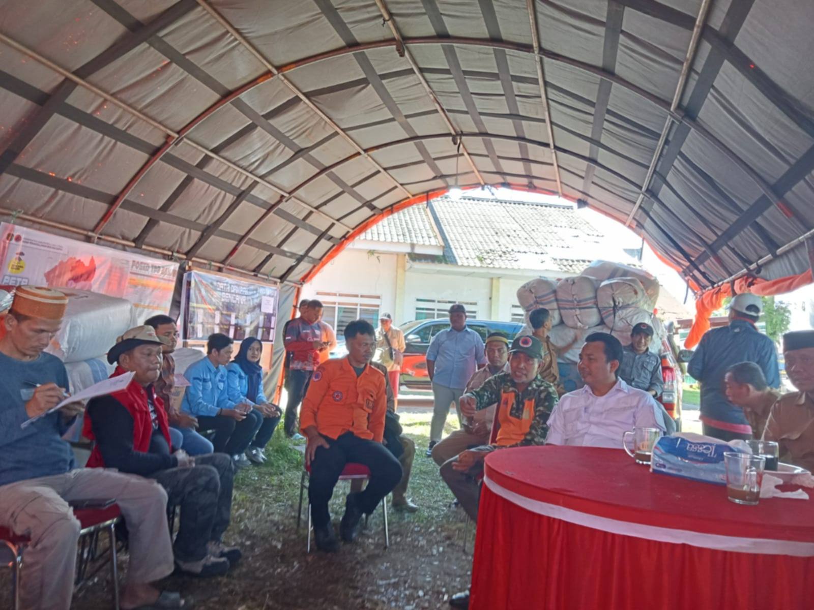 Tembus Medan Sulit, Pemda Lutra Bersama IOF dan Polres Distribusikan Bantuan Banjir