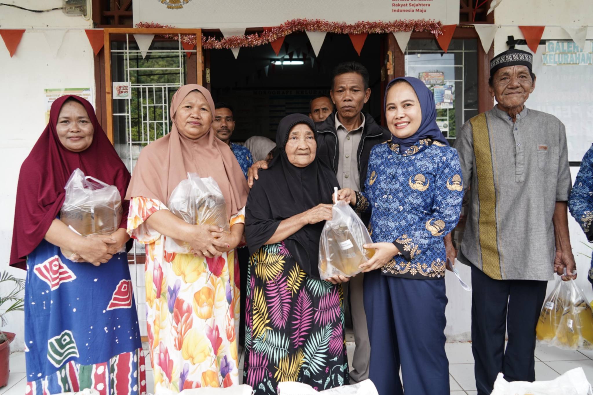 Salurkan Bantuan Pangan di Sendana dan Mungkajang, Walikota Palopo: Pemerintah Hadir Pastikan Kebutuhan Dasar Masyarakat Terpenuhi