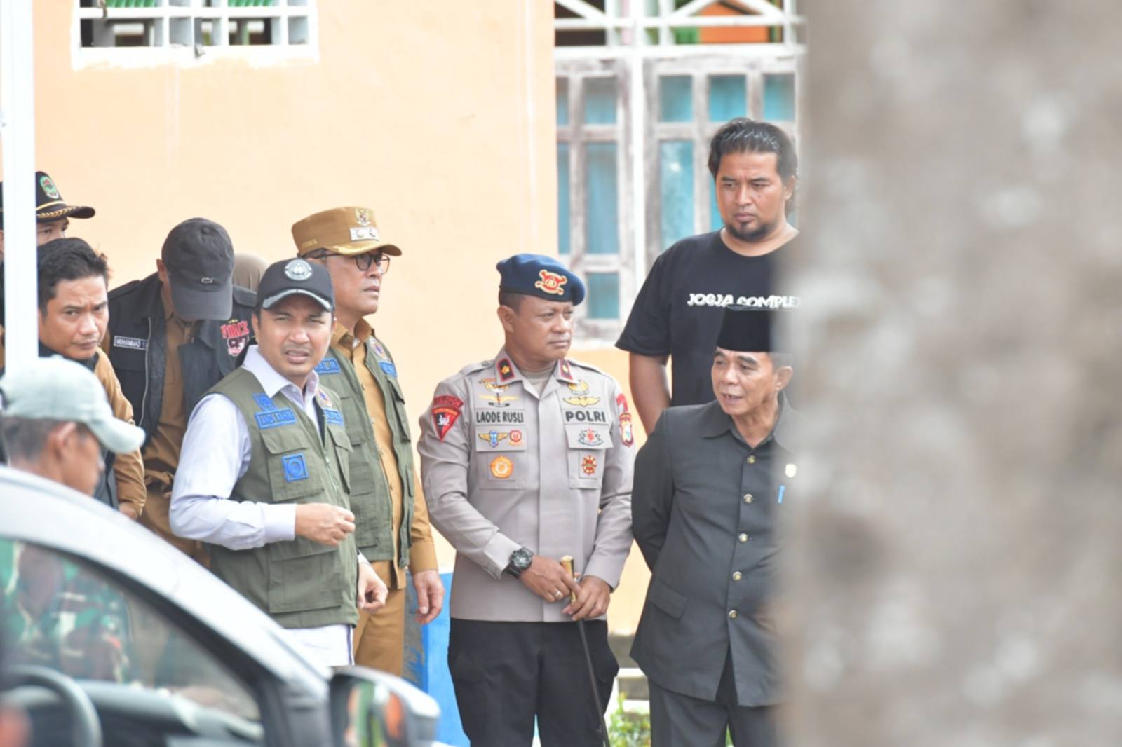 Ratusan Hektar Sawah Terendam Banjir, Bupati Lutra Turun Langsung Salurkan Bantuan Darurat di Desa Tingkara