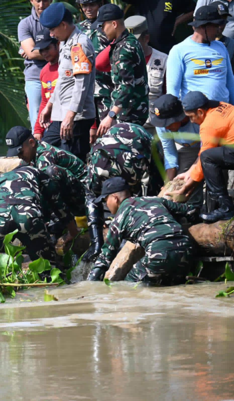 Gerak Cepat Tangani Banjir, Bupati Lutra  Gandeng TNI/Polri dan IOF Bersihkan Material di Jembatan Pombakka