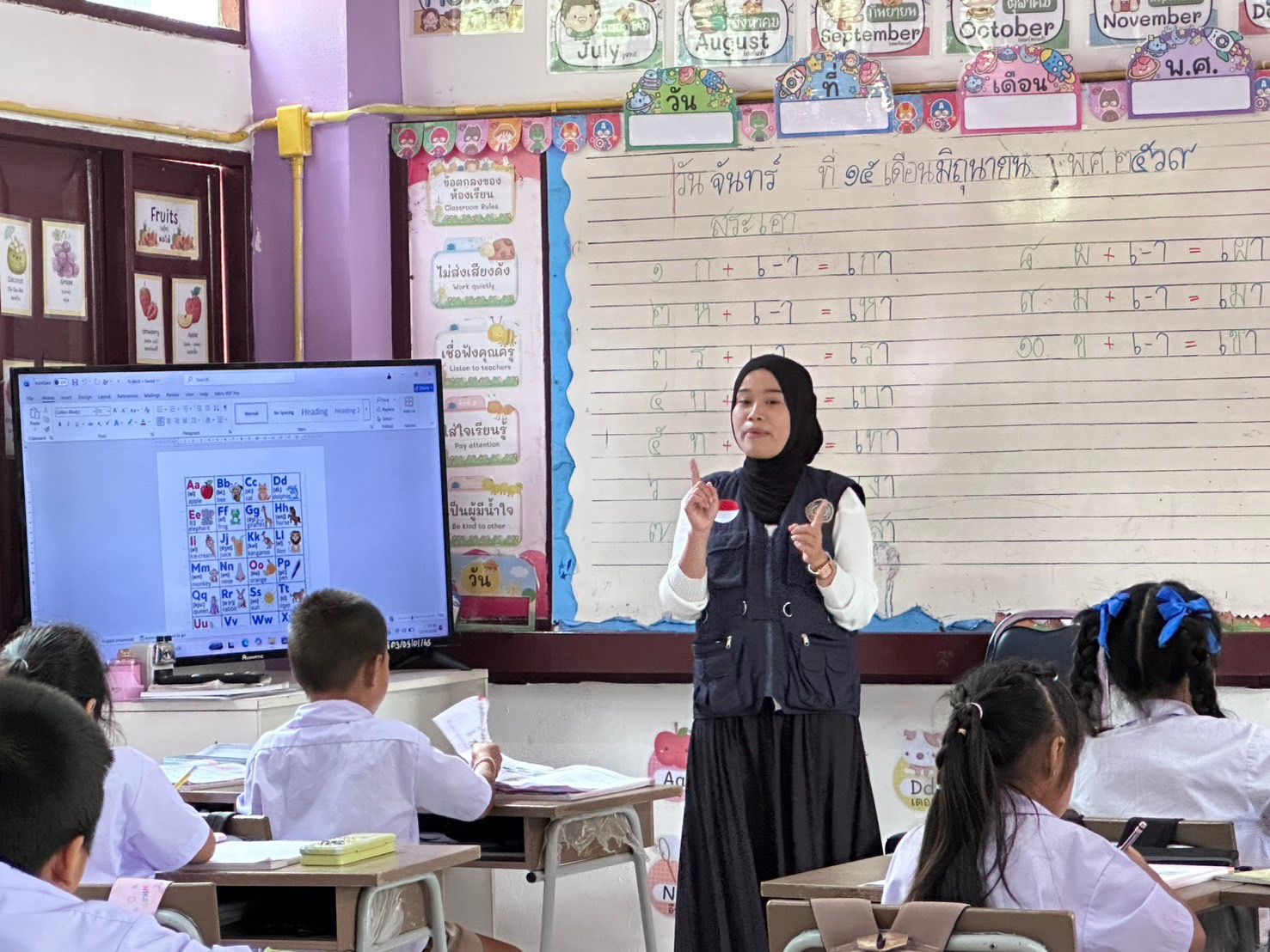 Tunjukkan Profesionalisme, Dua Mahasiswa PBI UMPalopo Magang Jadi Guru Bahasa Inggris di Thailand