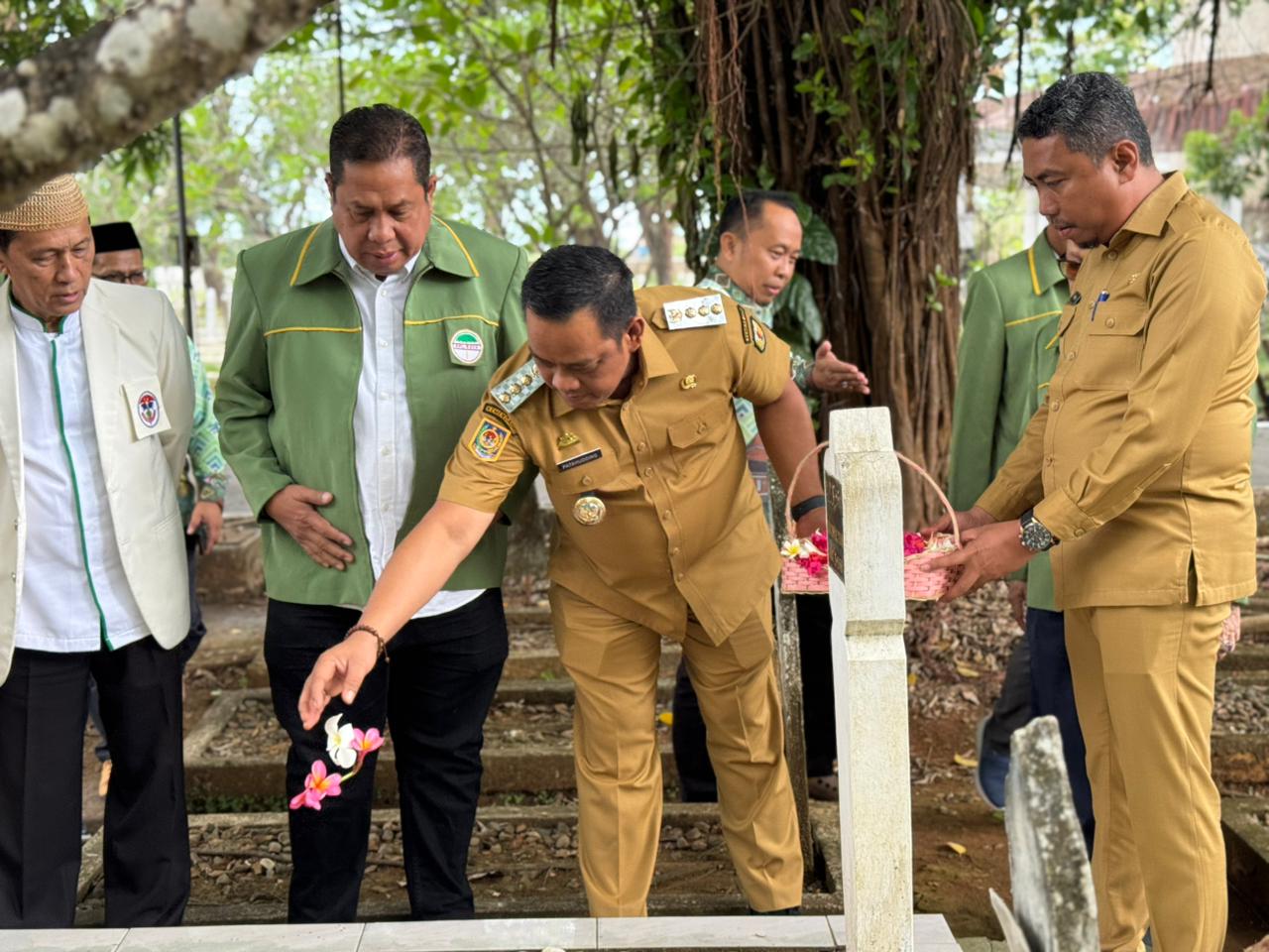 Patahudding Ziarahi Makam Andi Djemma dan Andi Rompegading Jelang Hut Kabupaten Luwu ke-67