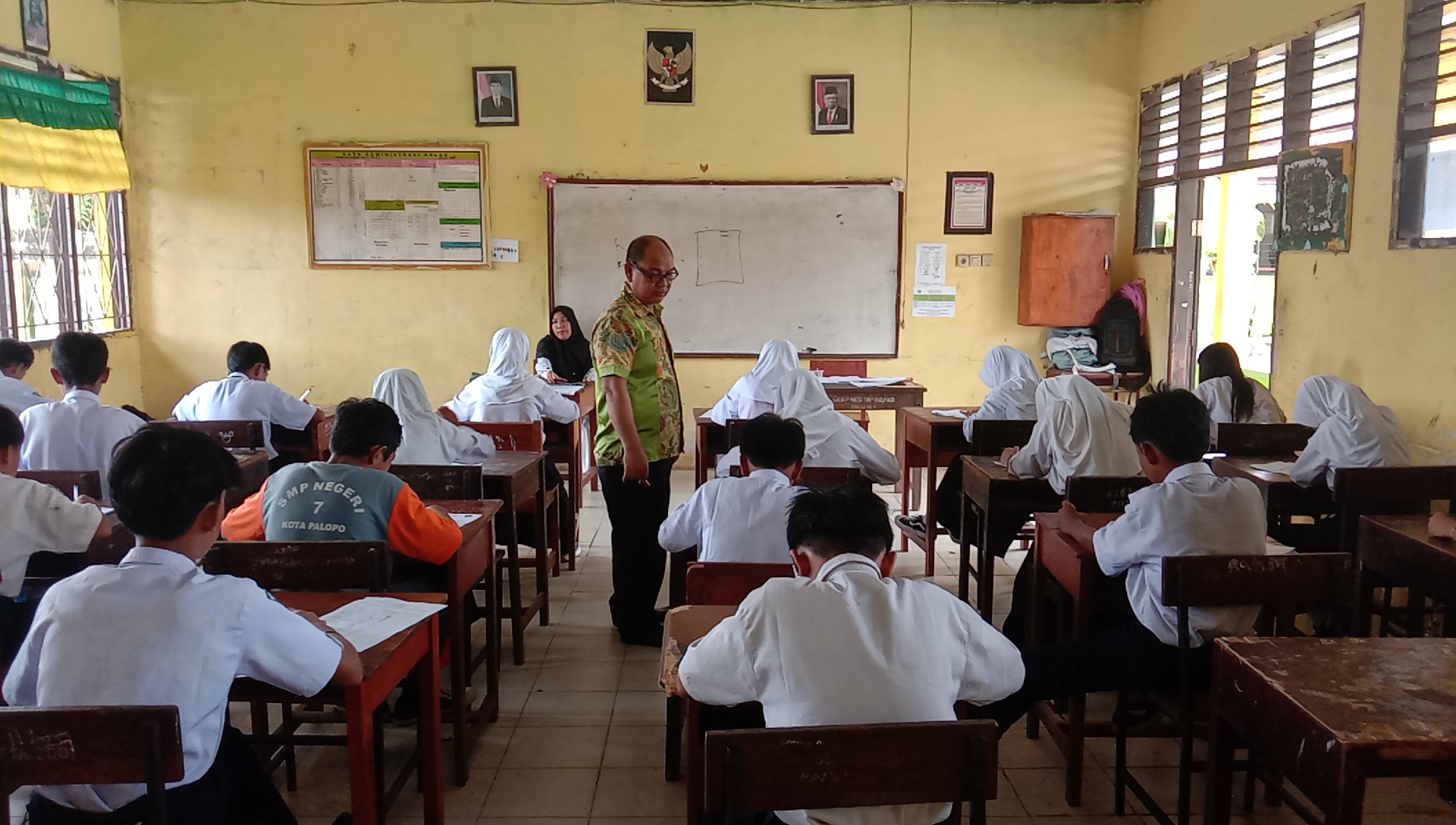 Siswa Fokus Ikuti UAS, Siswa SMP 7 Palopo Siap Songsong Kenaikan Kelas
