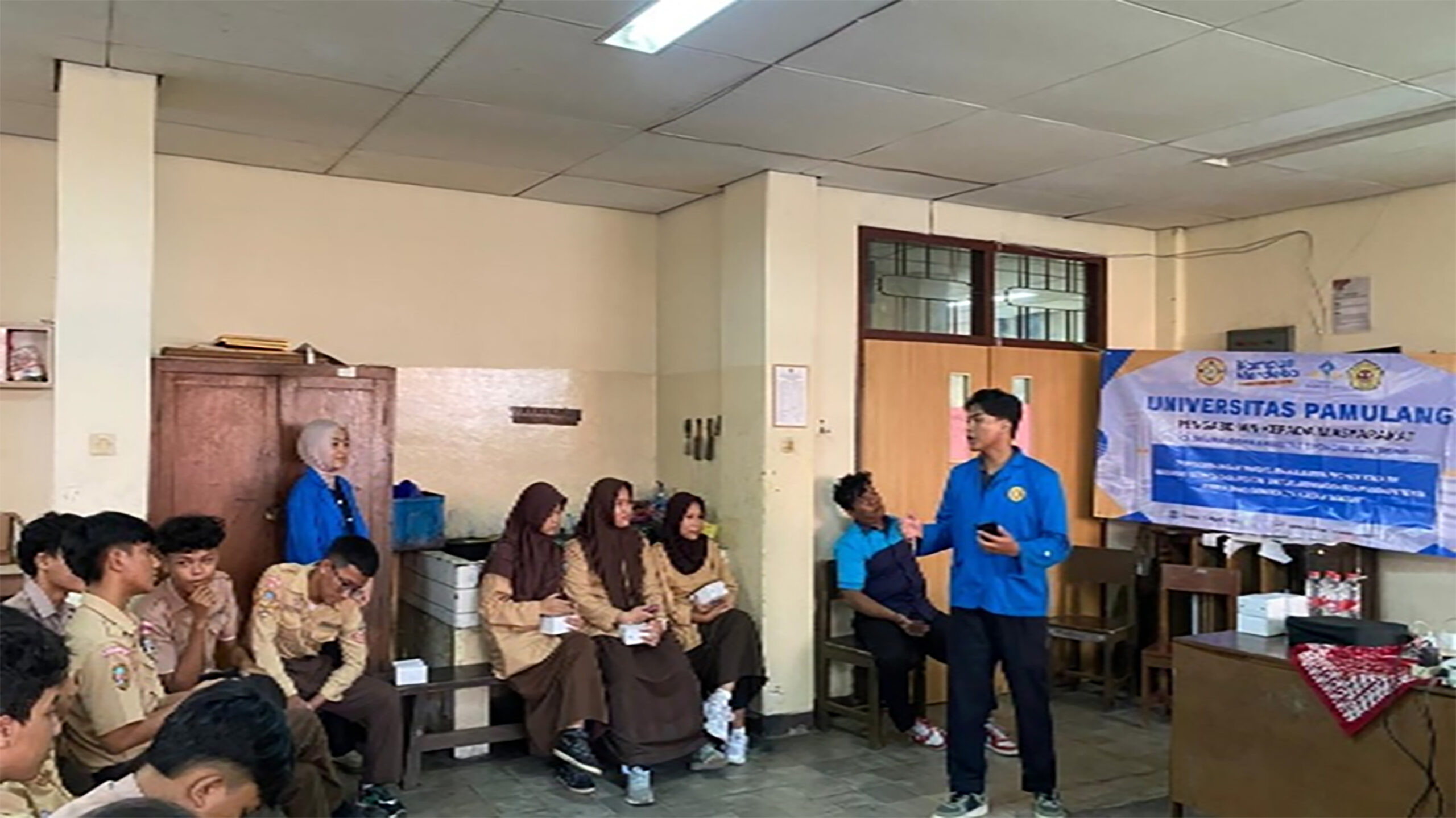 Mahasiswa Prodi Manajemen Universitas Pemulang Kelompok 3 PKM di SMK Grafika Yayasan Lektur