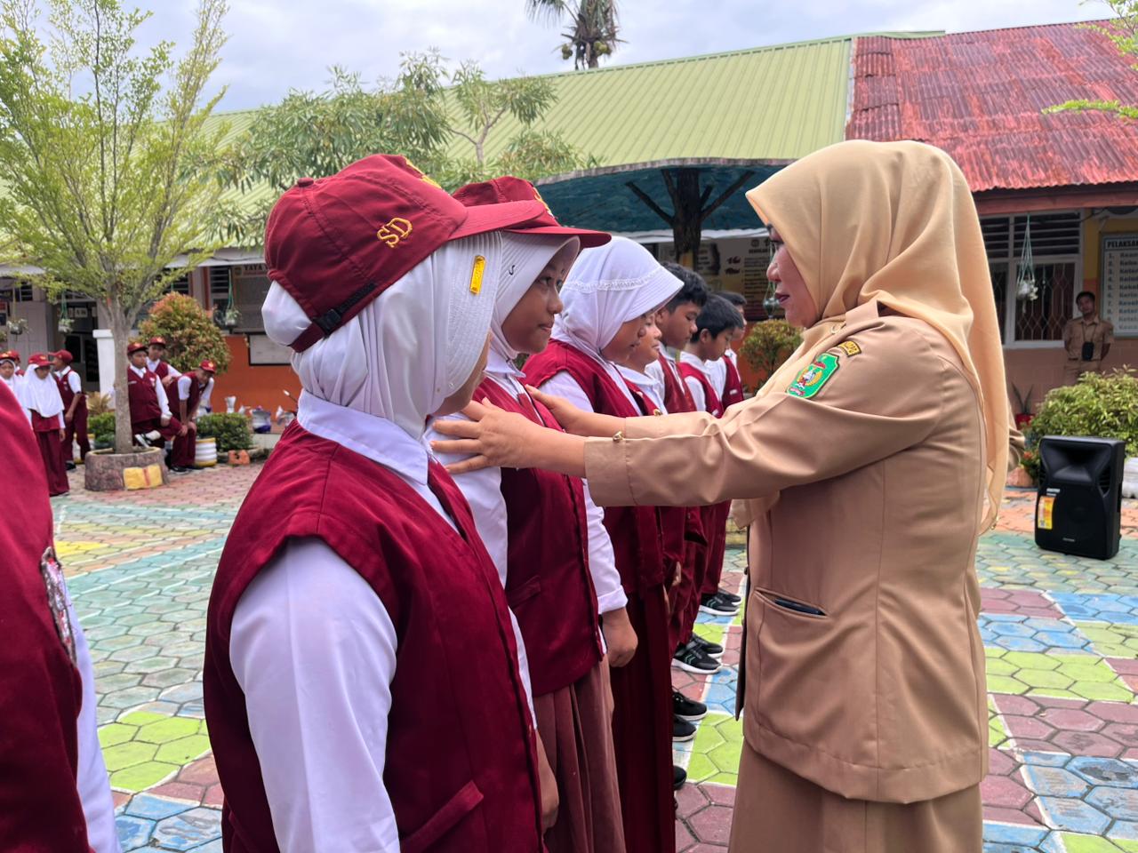 Tanamkan Kesederhanaan, SDN 6 Bogar Palopo Lepas 56 Siswa dengan Sumbang Seragam