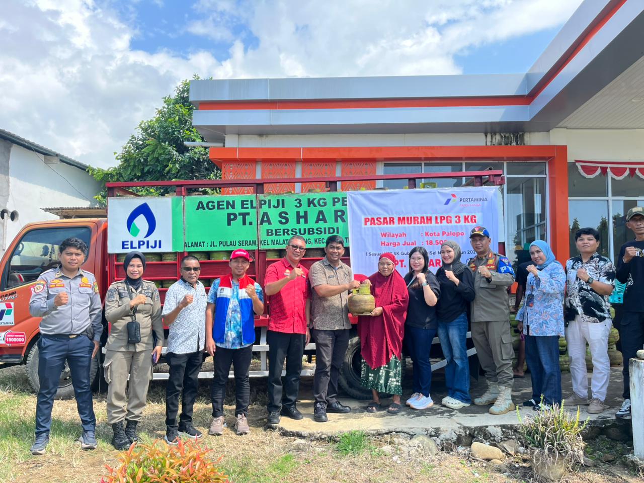Dijual Rp18.500 per Tabung, Ratusan Warga Padati Operasi Pasar Gas Elpiji 3 Kg di Kecamatan Bara Palopo
