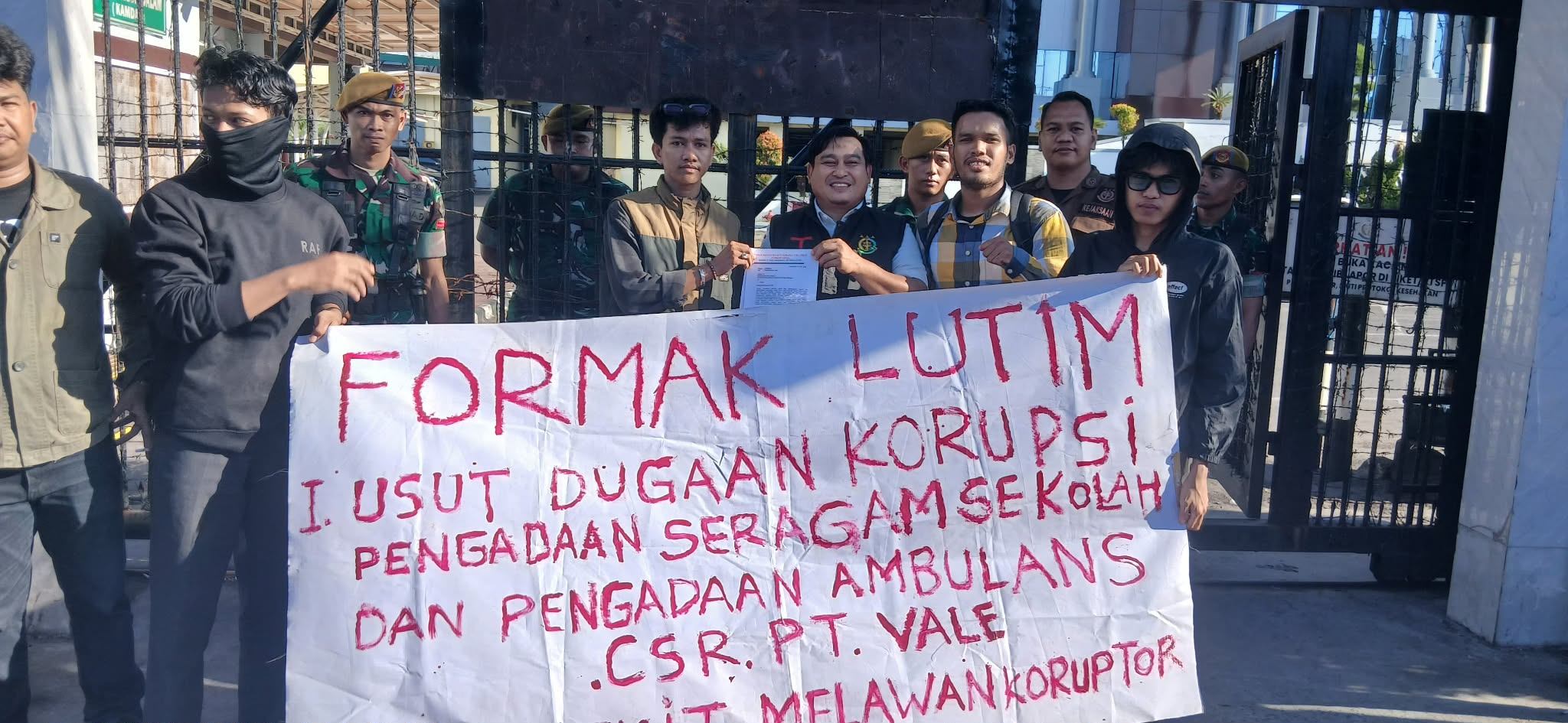 Demo di Kejati Sulsel, Mahasiswa Lutim Desak Ambilalih Kasus Korupsi Pengadaan Seragam Gratis
