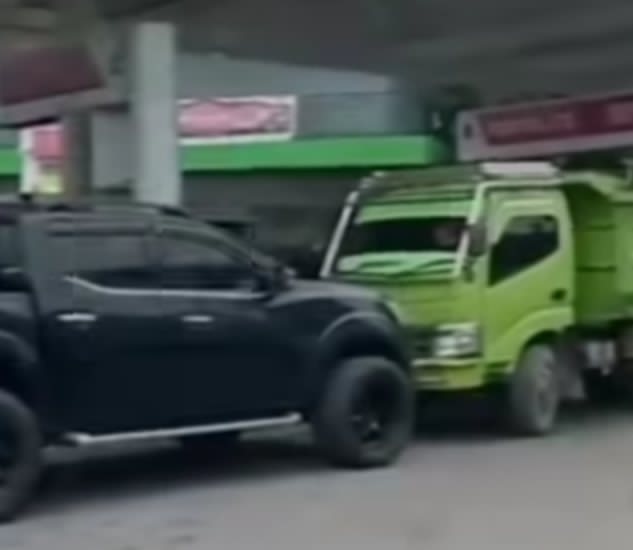Sorotan! Pakai Mobil Hilux, Warga Palang SPBU Tomoni Lutim Akibat Banyak Pelangsir