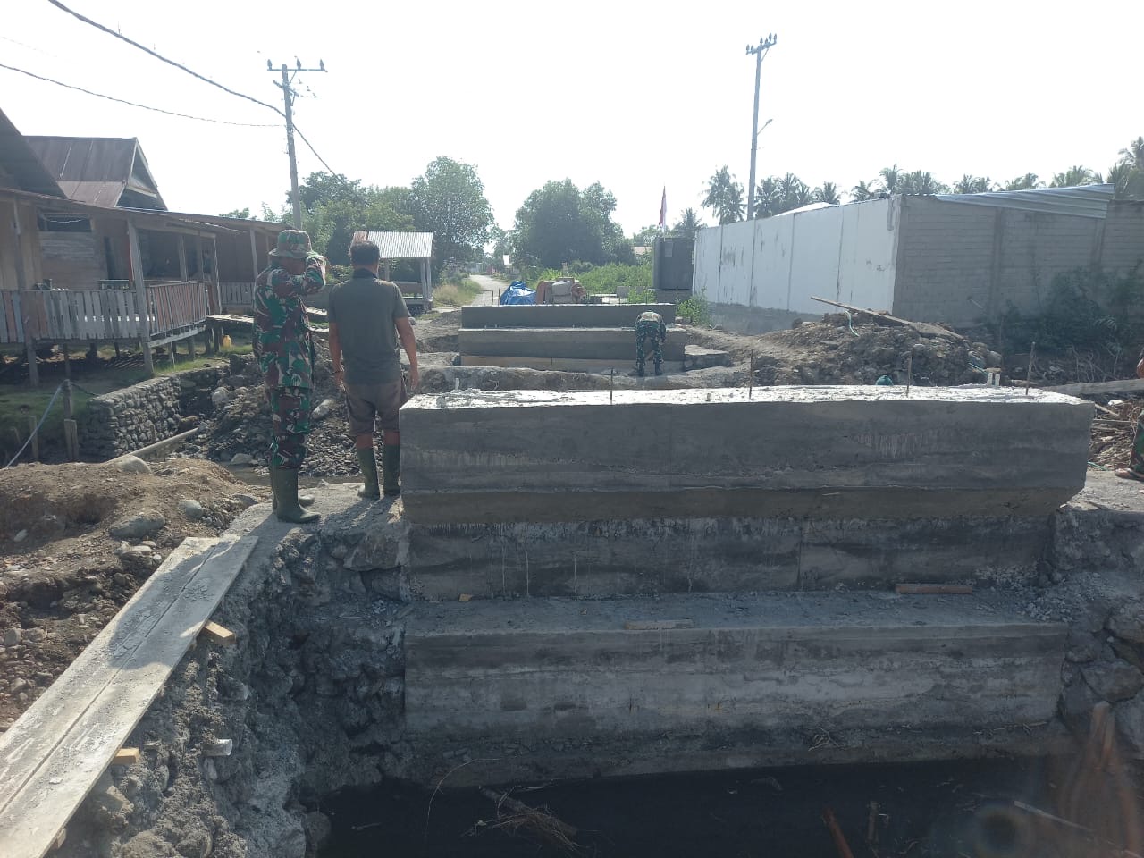 Jadi Akses Utama Masyarakat Kodim 1403/Palopo Percepat Pembangunan Jembatan Beton Desa Barowa