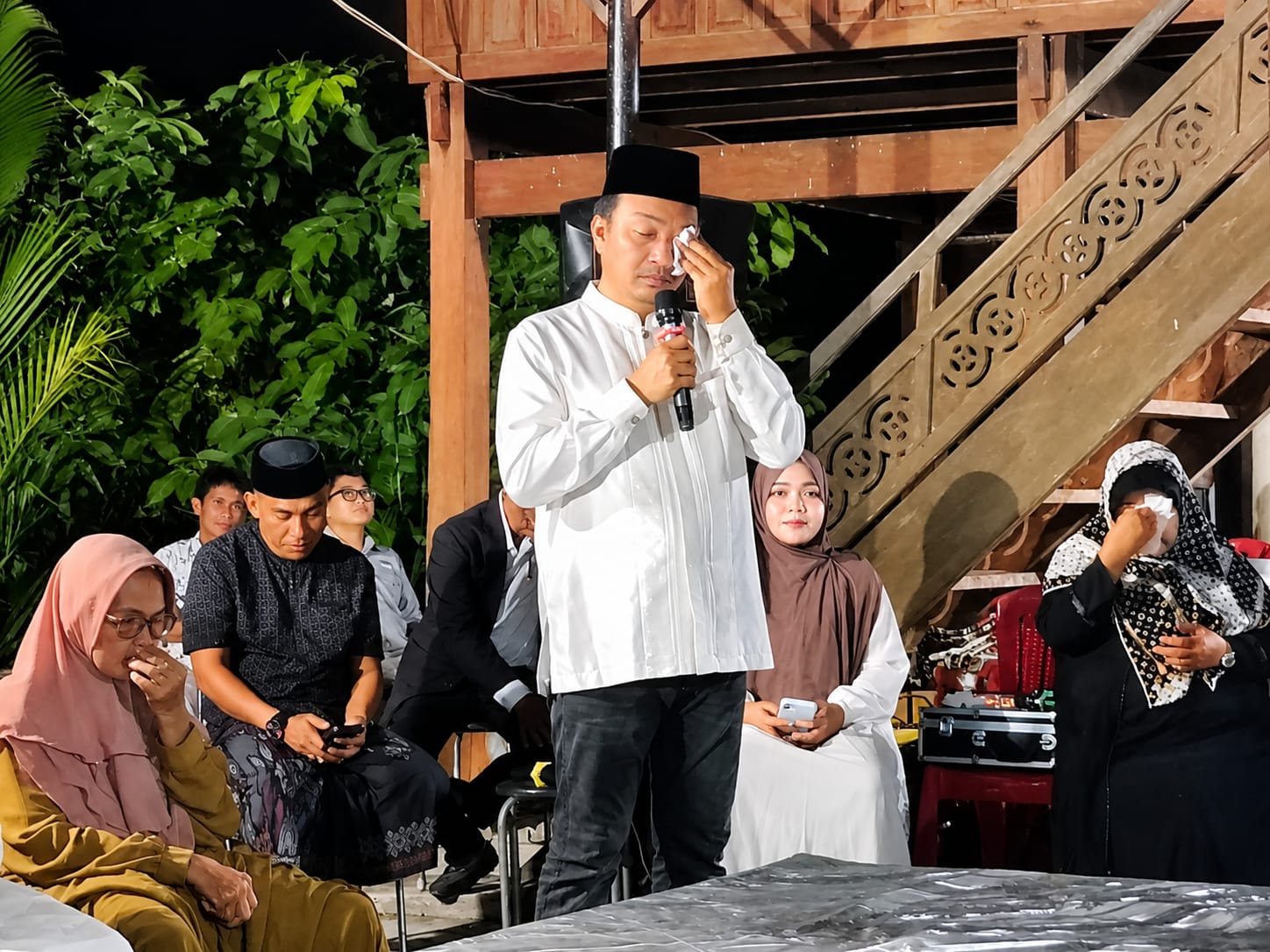 Tangis Andi Rahim Pecah di Takziah Mantan Bupati Arifin Junaidi: Beliau Betul-betul Orangtua Bagi Saya