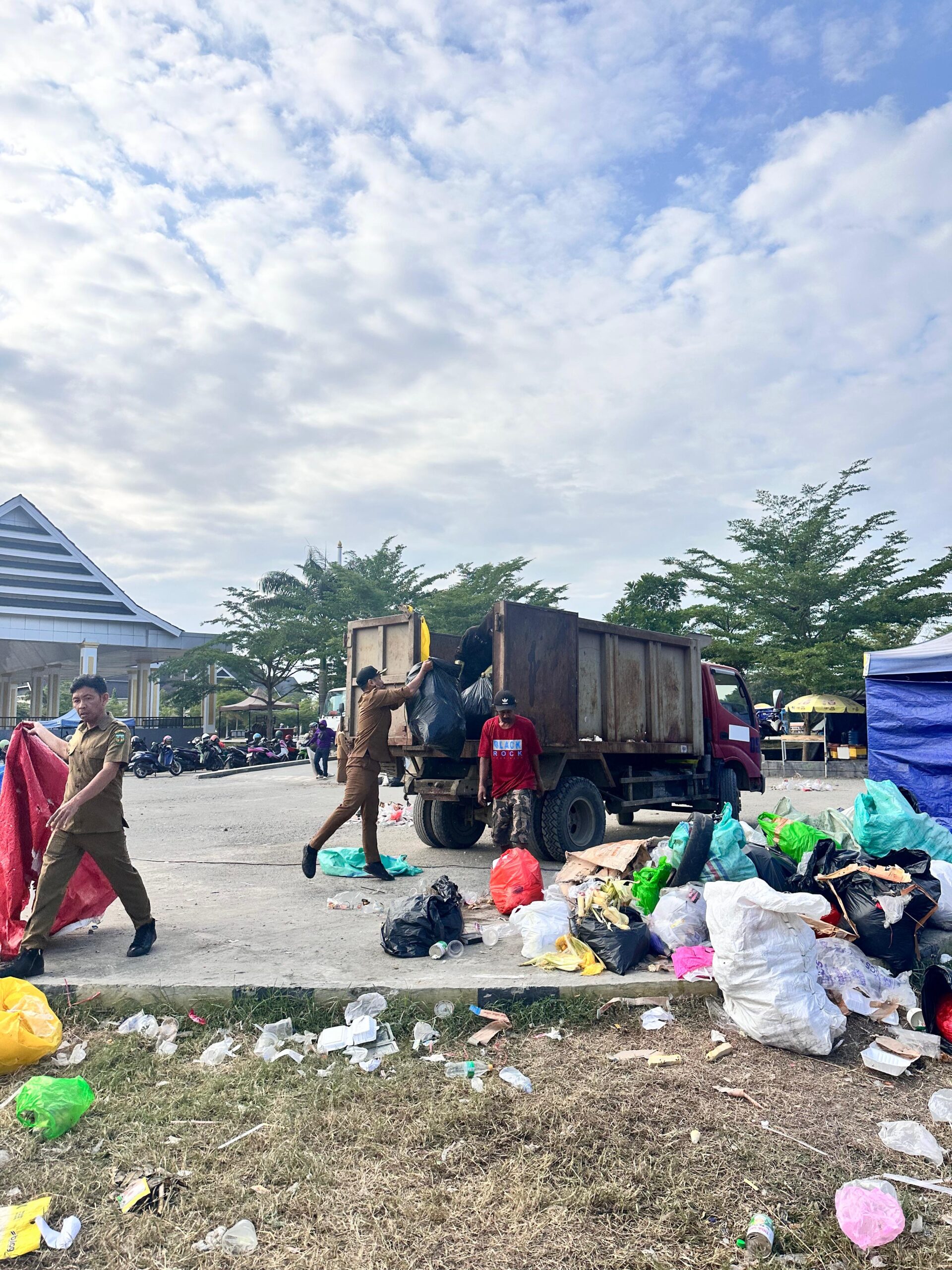 DLH Luwu Bersih-Bersih Sampah Sisa Konser Musik dan UMKM Expo 2026