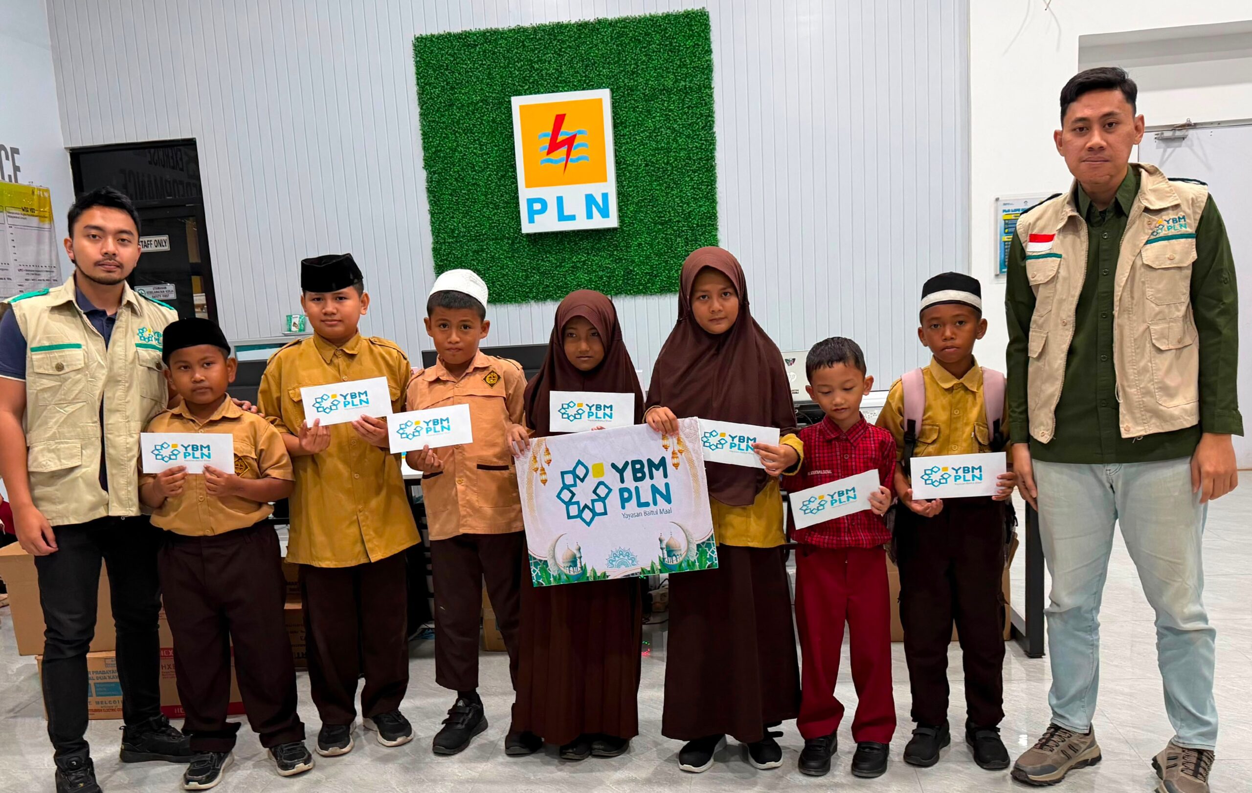 YBM PLN UP3 Palopo Salurkan Bantuan Pendidikan kepada 70 Anak Prasejahtera di Peringatan Hari Anak Nasional