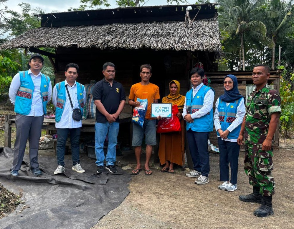 Sambut HUT ke-81 Kemerdekaan RI, PLN Hadirkan Terang bagi Keluarga Mursalim  Bertahun-Tahun Hidup Tanpa Listrik