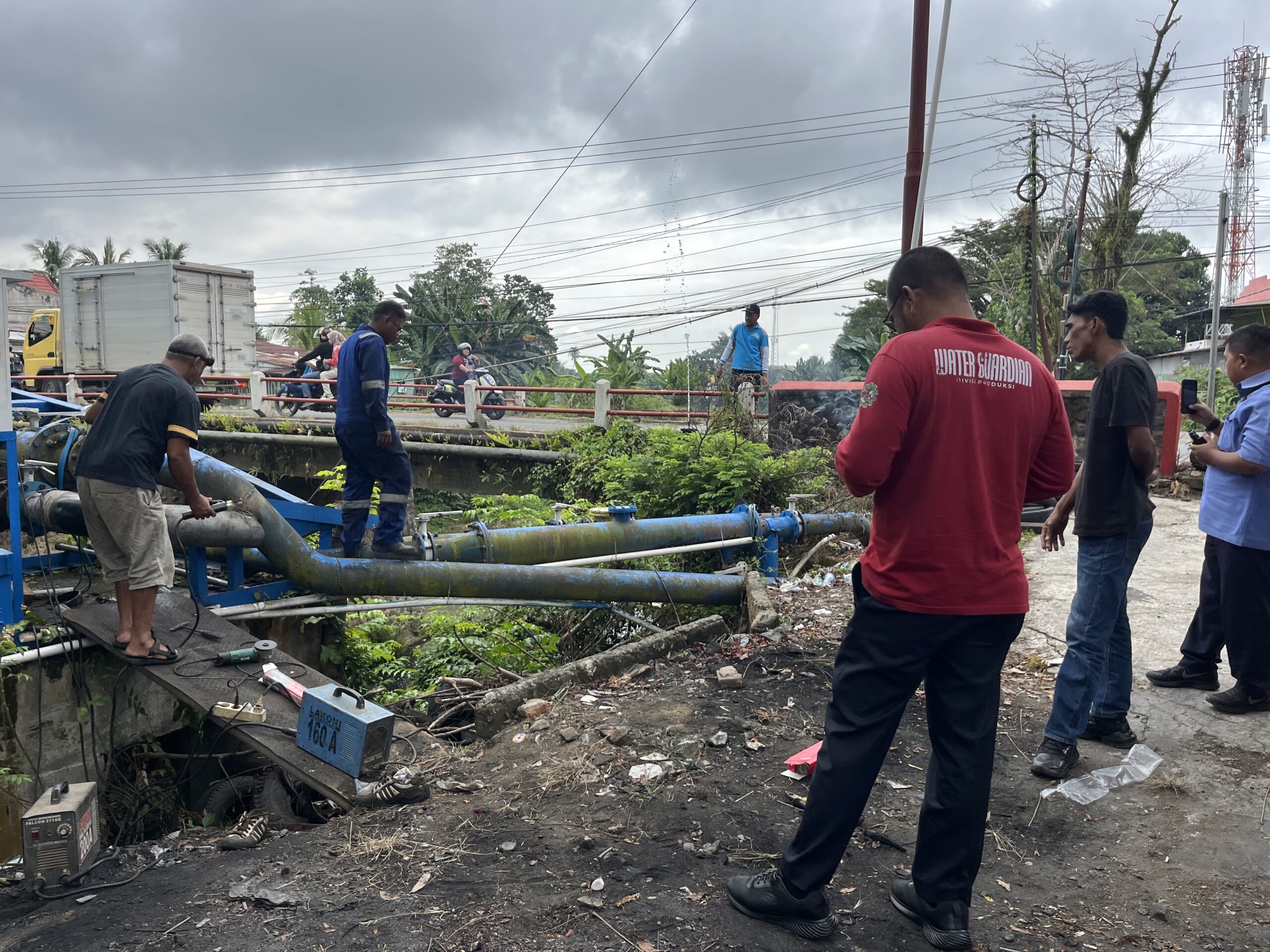 Tingkatkan Layanan Distribusi Air Bersih, Perumda TM Palopo Kembali Pasang Pompa Pressure di Jalan Akhmad