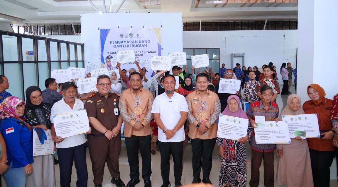 Uang Ganti Rugi Lahan Bandara Bua Rp17,5 Miliar Diserahkan, Gubernur Sulsel: Targetnya Bisa Didarati Pesawat Boeing