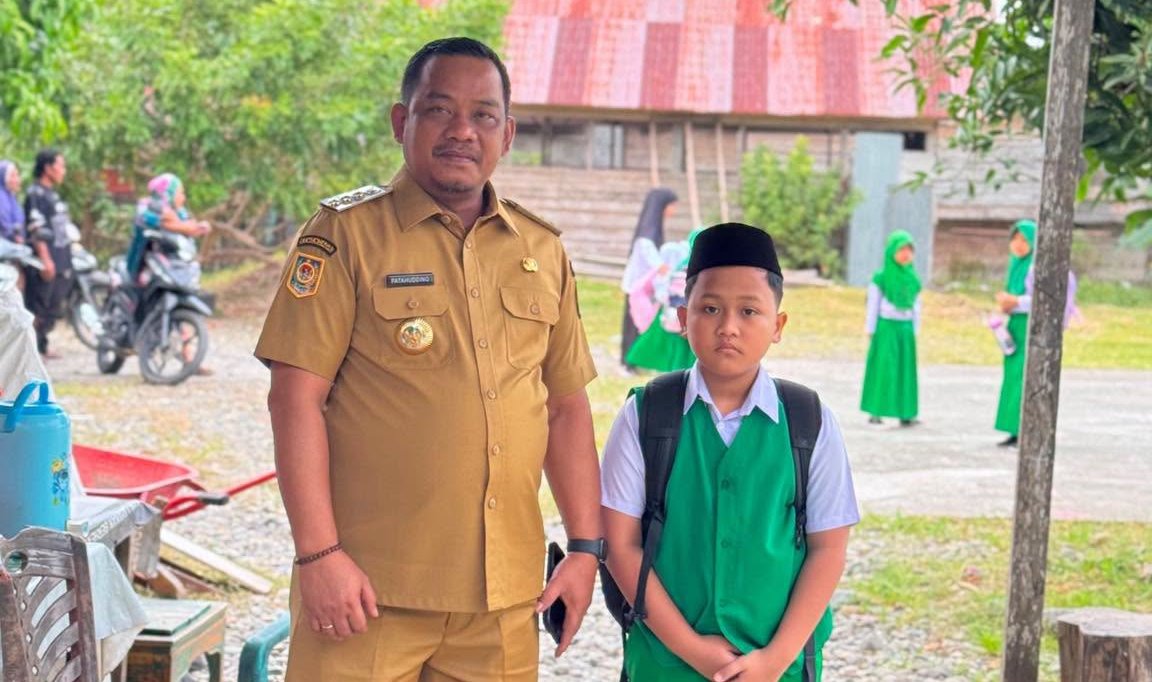 Dukung GEMAR, Bupati Luwu Antar Anak ke Sekolah