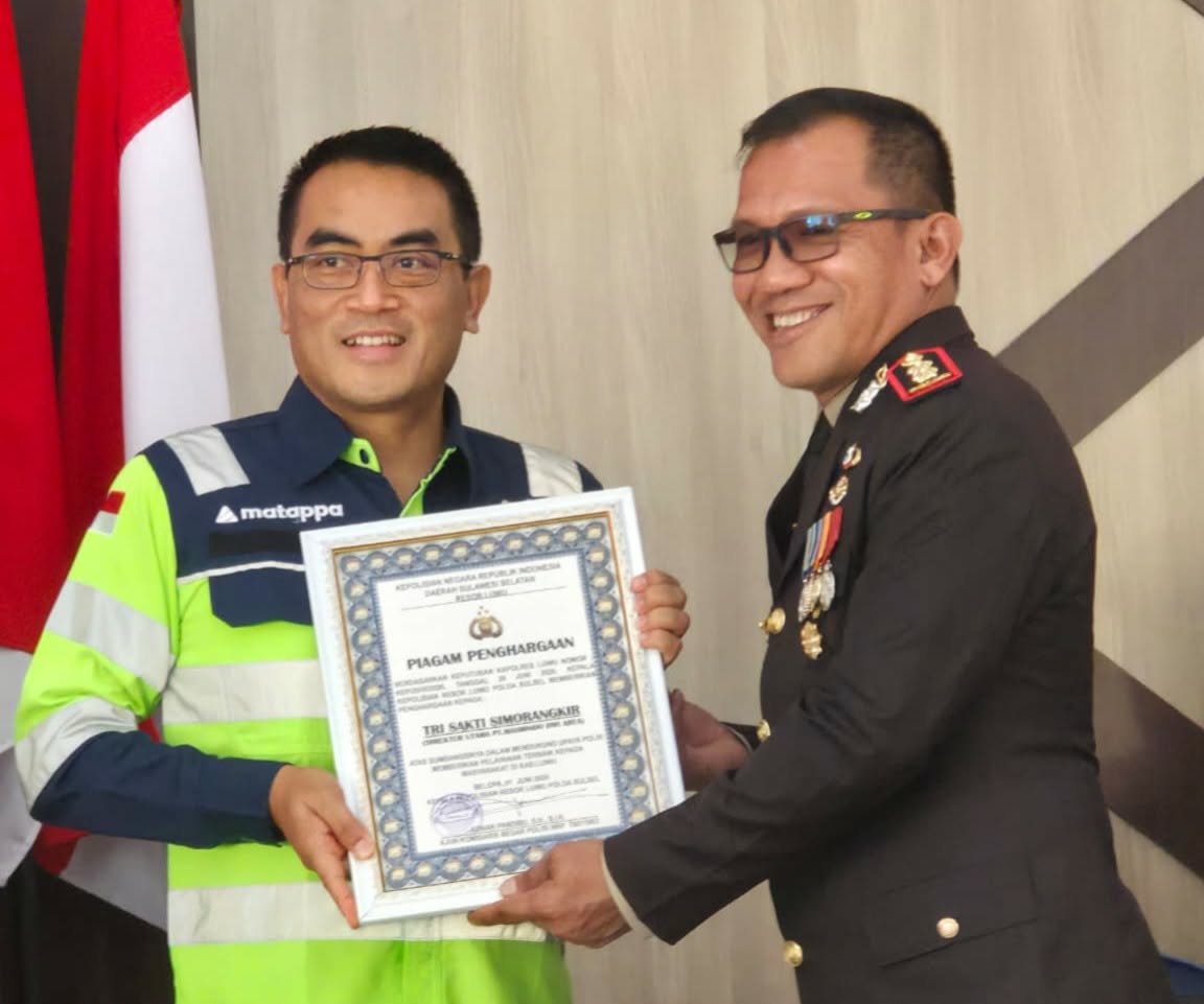 Polres Luwu  Anugerahkan Penghargaan kepada Dirut PT MDA Atas Dukungan Pelayanan Masyarakat