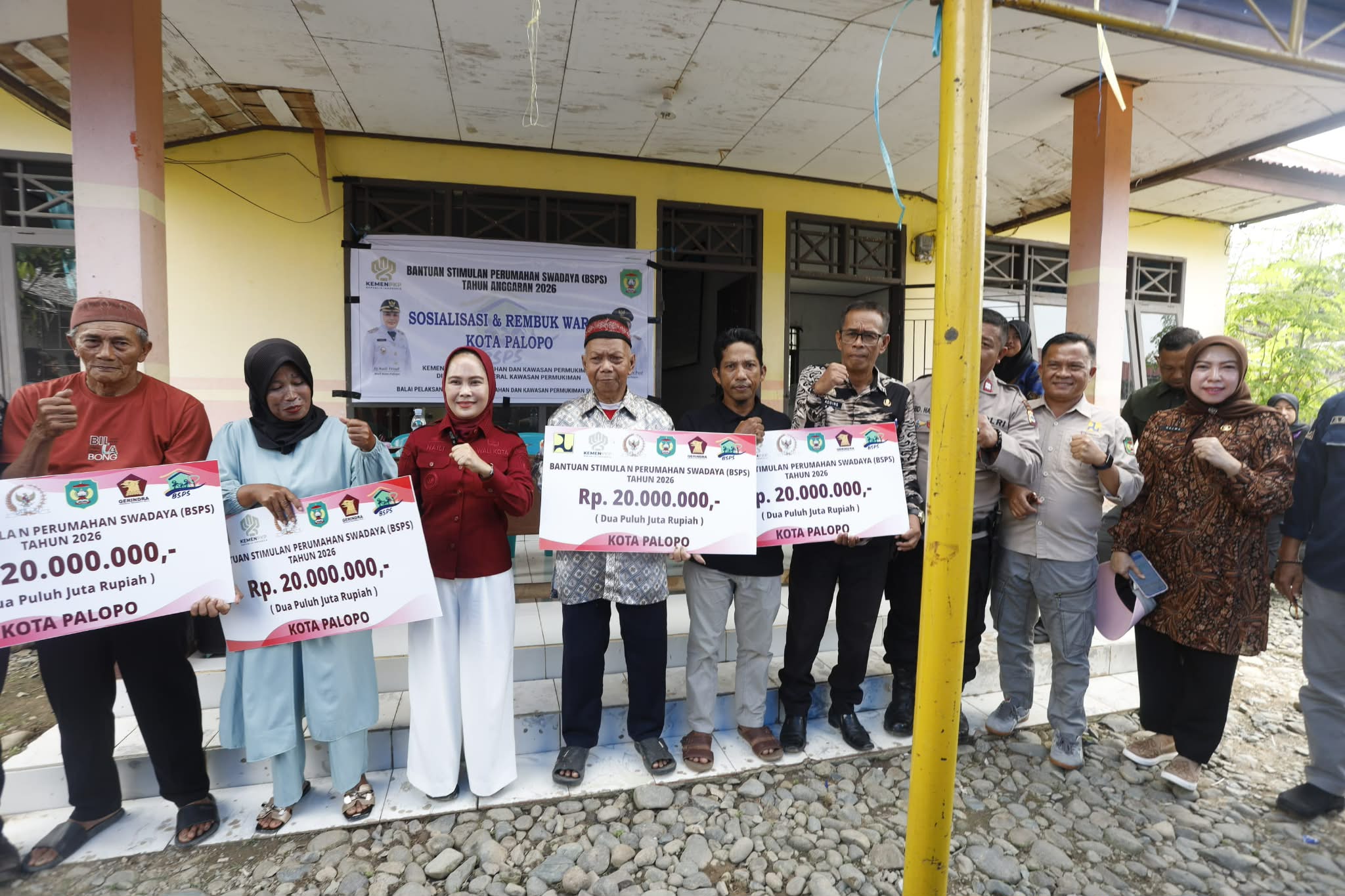 Serahkan Bantuan BSPS Bagi Warga Pentojangan, Walikota Palopo: Supaya Keluarga MBR Bisa Miliki Rumah Layak Huni
