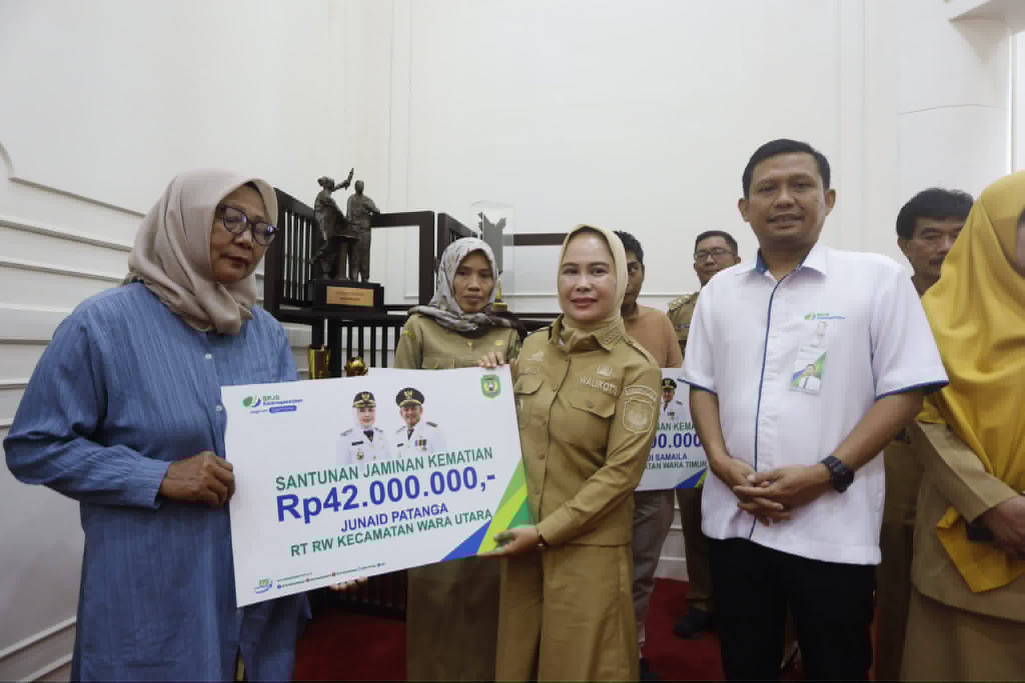 Serahkan Santunan Kematian Bagi Empat Ahli Waris, Walikota Palopo: Semua Ketua RT/TW Tercover BPJS Ketenagakerjaan