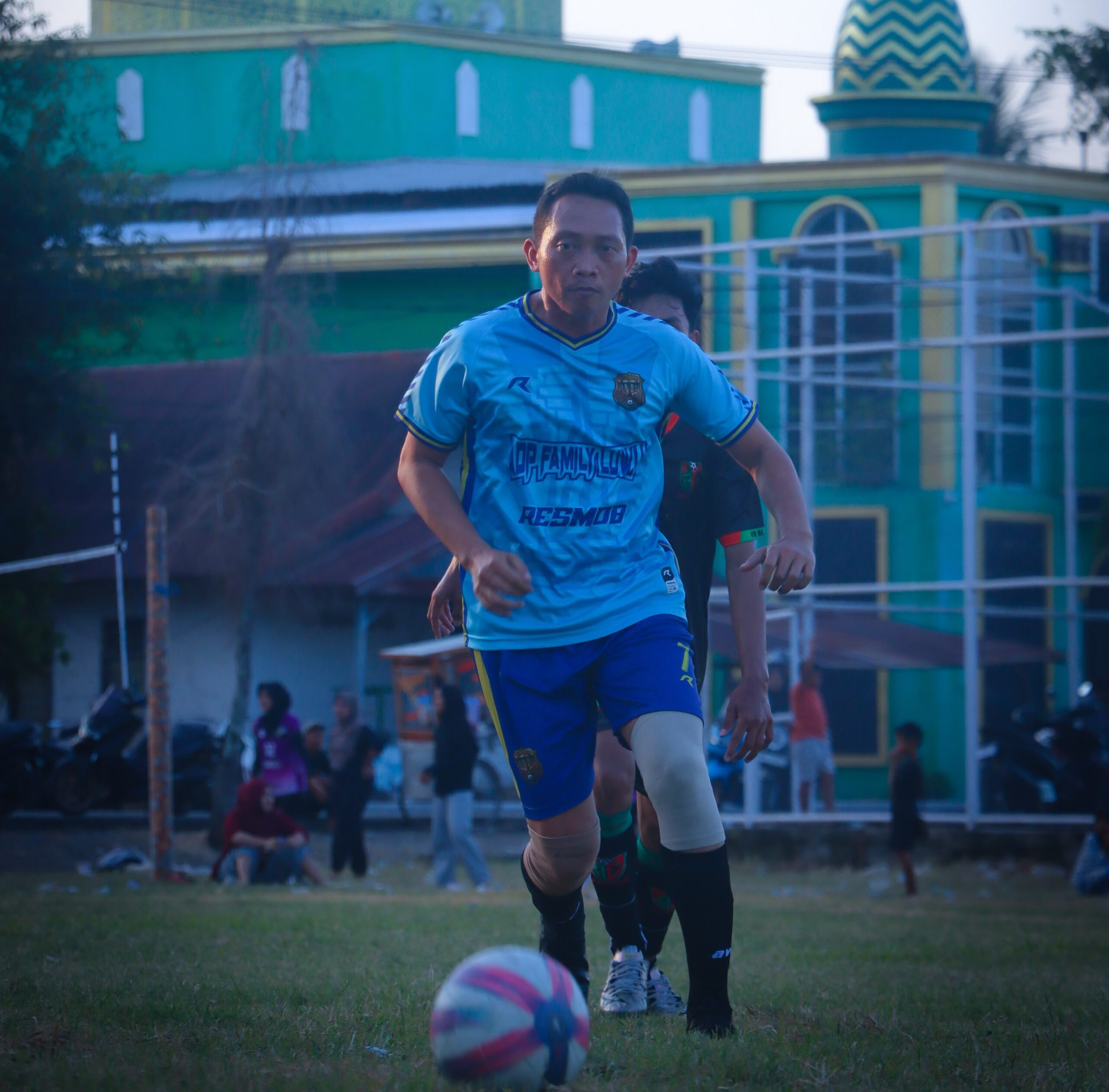 Serunya Kapolres Luwu Main Bola Bersama Warga Kamanre