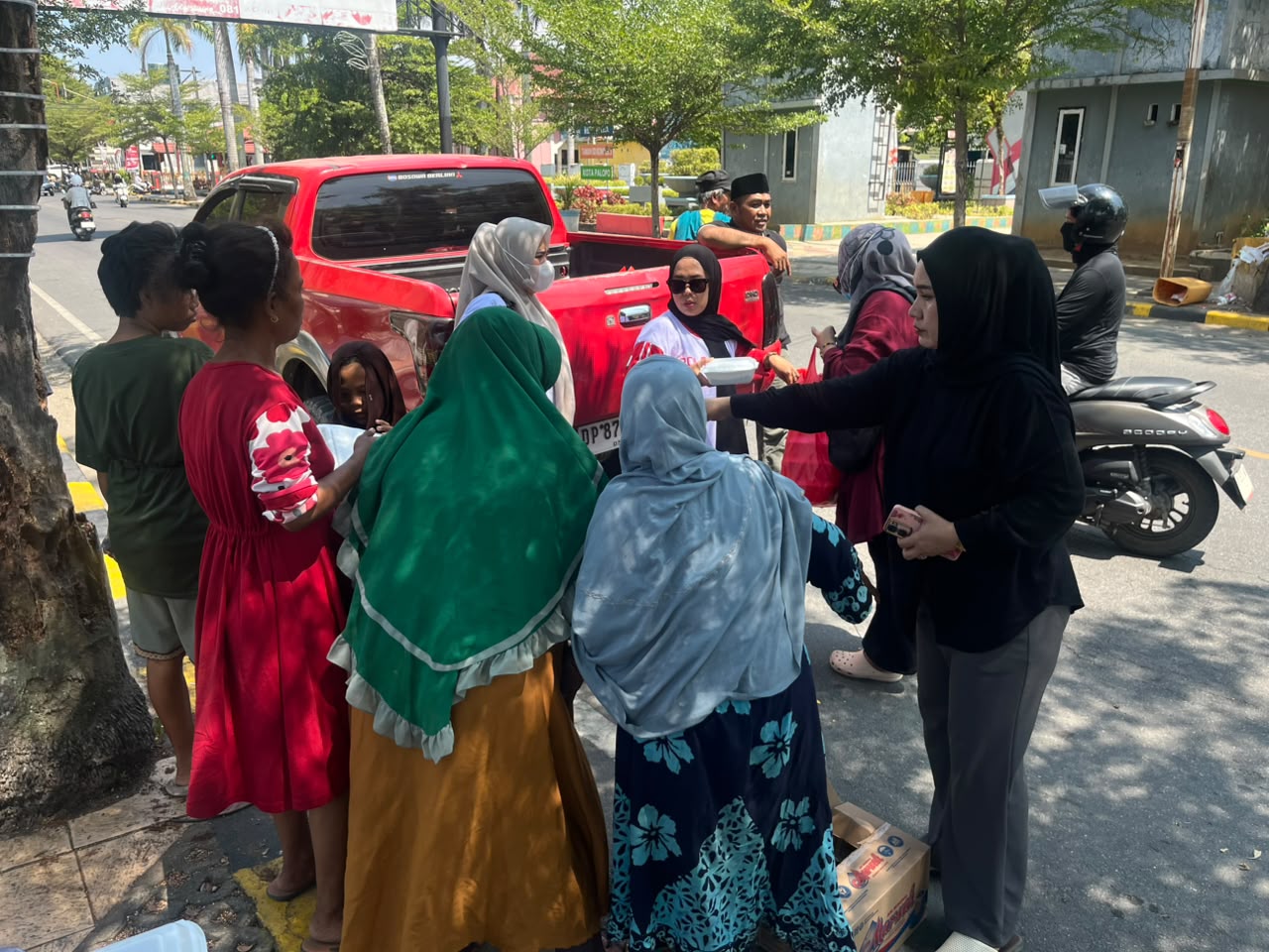 Owner Sambel Jenk Elly Bagikan Ratusan Nasi Kotak kepada Pengguna Jalan di Palopo